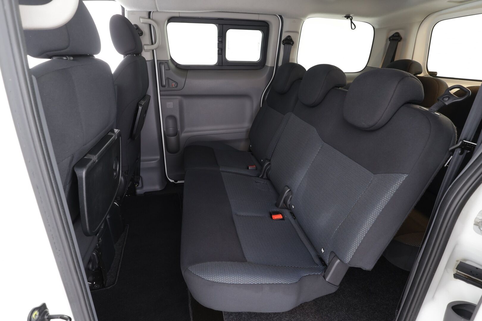 Nissan e-NV200 2018 Evalia 7-Paikkainen A/T 2.ZERO 40 kWh DSD Tailgate FI * Vakkari / P.kamera / Navi / Keyless / Koukku * - Juuri huollettu / Akku kuntotarkastettu! - HULLUT AVAJAISHULINAT KORKOTARJOUS 3,29 %