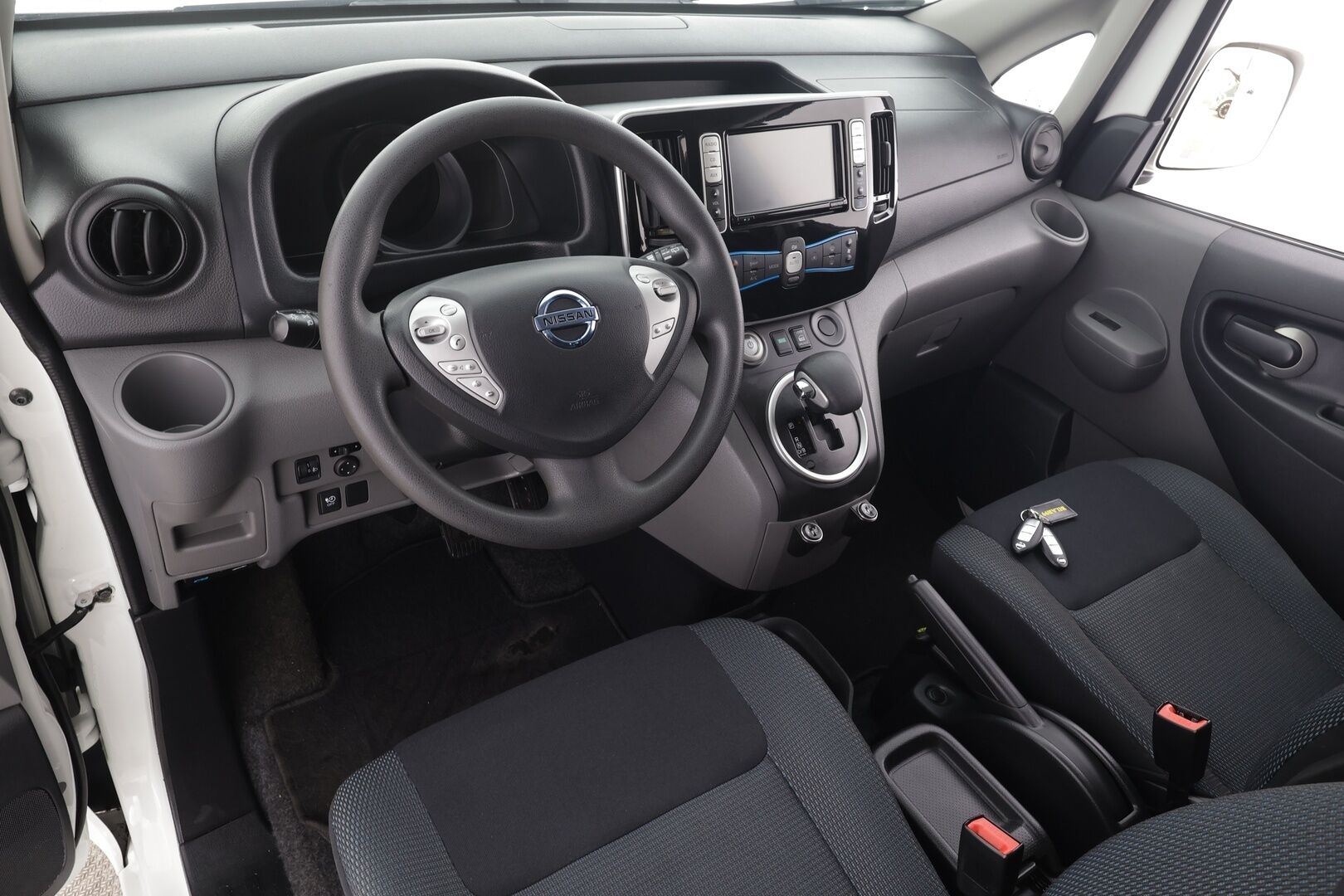 Nissan e-NV200 2018 Evalia 7-Paikkainen A/T 2.ZERO 40 kWh DSD Tailgate FI * Vakkari / P.kamera / Navi / Keyless / Koukku * - Juuri huollettu / Akku kuntotarkastettu! - HULLUT AVAJAISHULINAT KORKOTARJOUS 3,29 %