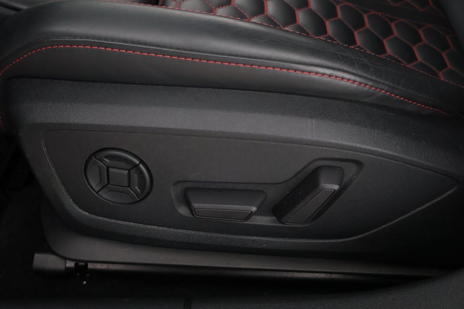 Audi RS 3 2022 Sedan TFSI quattro - 2,99 % KORKOTARJOUS TÄHÄN AUTOON - 31.5. ASTI! - Tehdastakuu / Bang & Olufsen / Adapt.Vakkari / Kattoluukku / Peruutuskamera / HUD / Matrix LED / Supervarusteet!