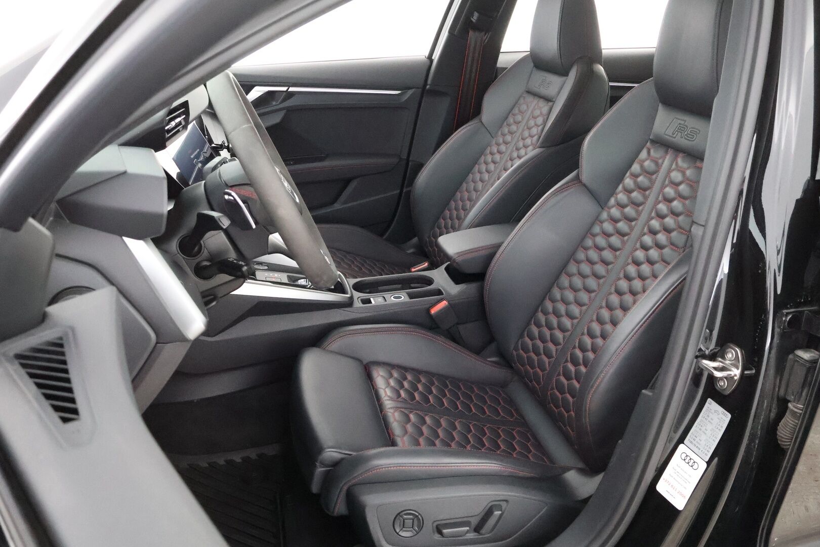 Audi RS 3 2022 Sedan TFSI quattro - 2,99 % KORKOTARJOUS TÄHÄN AUTOON - 31.5. ASTI! - Tehdastakuu / Bang & Olufsen / Adapt.Vakkari / Kattoluukku / Peruutuskamera / HUD / Matrix LED / Supervarusteet!