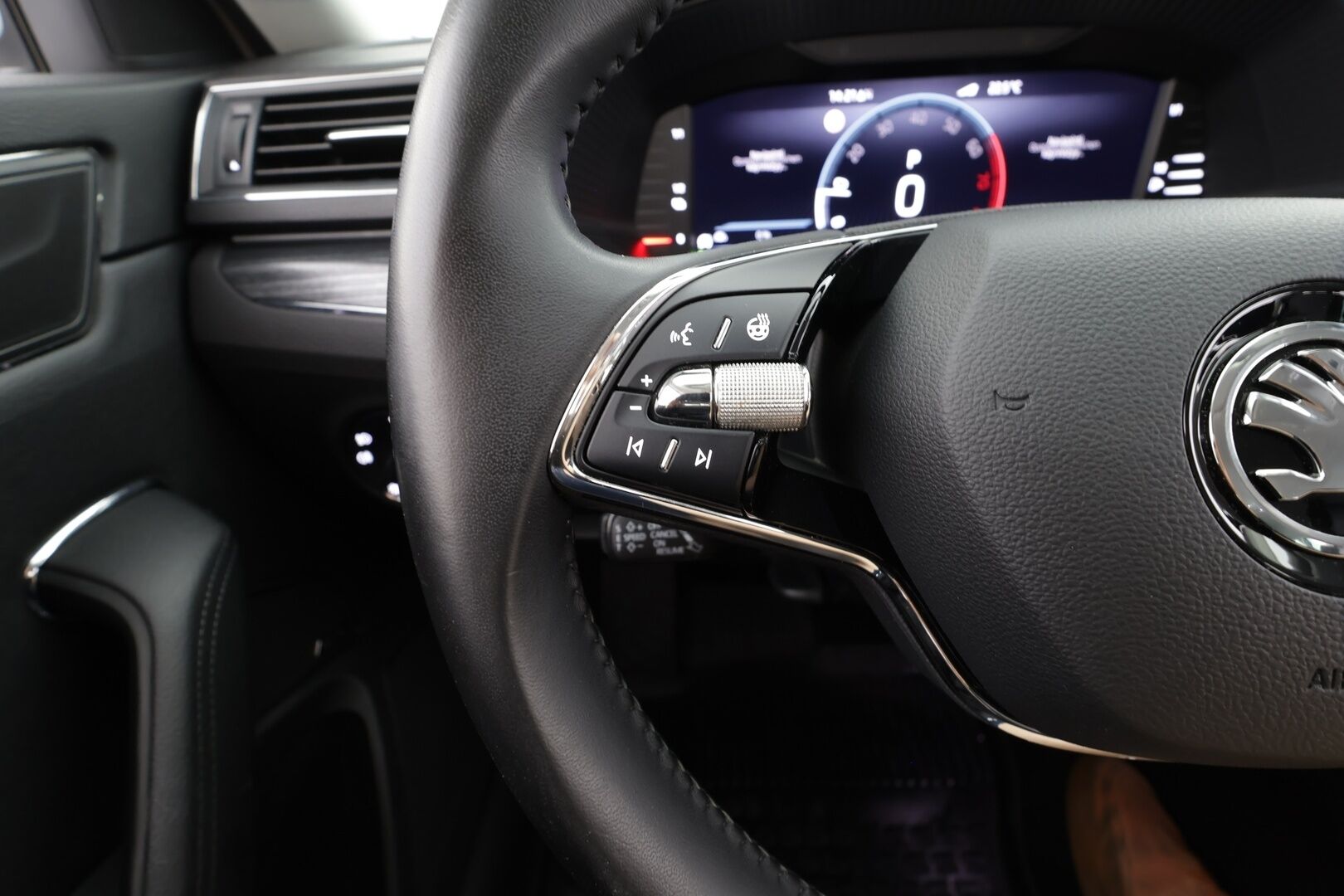 Skoda Superb 2022 Combi 1.4 TSI PHEV Style iV DSG Autom. - | ACC | Webasto | Muistipenkit | Canton | DCC | Nahka-alcantara | Matrix | 360° | Keyless | Lane Assist | Side Assist | Lämm. ratti | 1-om suomiauto |