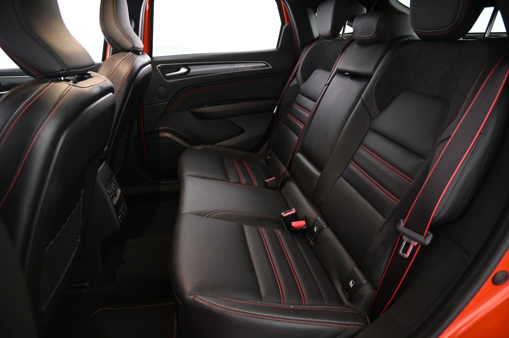 Renault Arkana 2022 E-TECH 145 Hybrid R.S. Line *2.Om. Suomi-Auto / P-Kamera / Tutkat / Nahka-alcantara / Ambient Light - *Juuri saapunut! / Merkkihuollettu RS-Line / Digimittaristo / ACC / Ratinlämmitys / Navi*