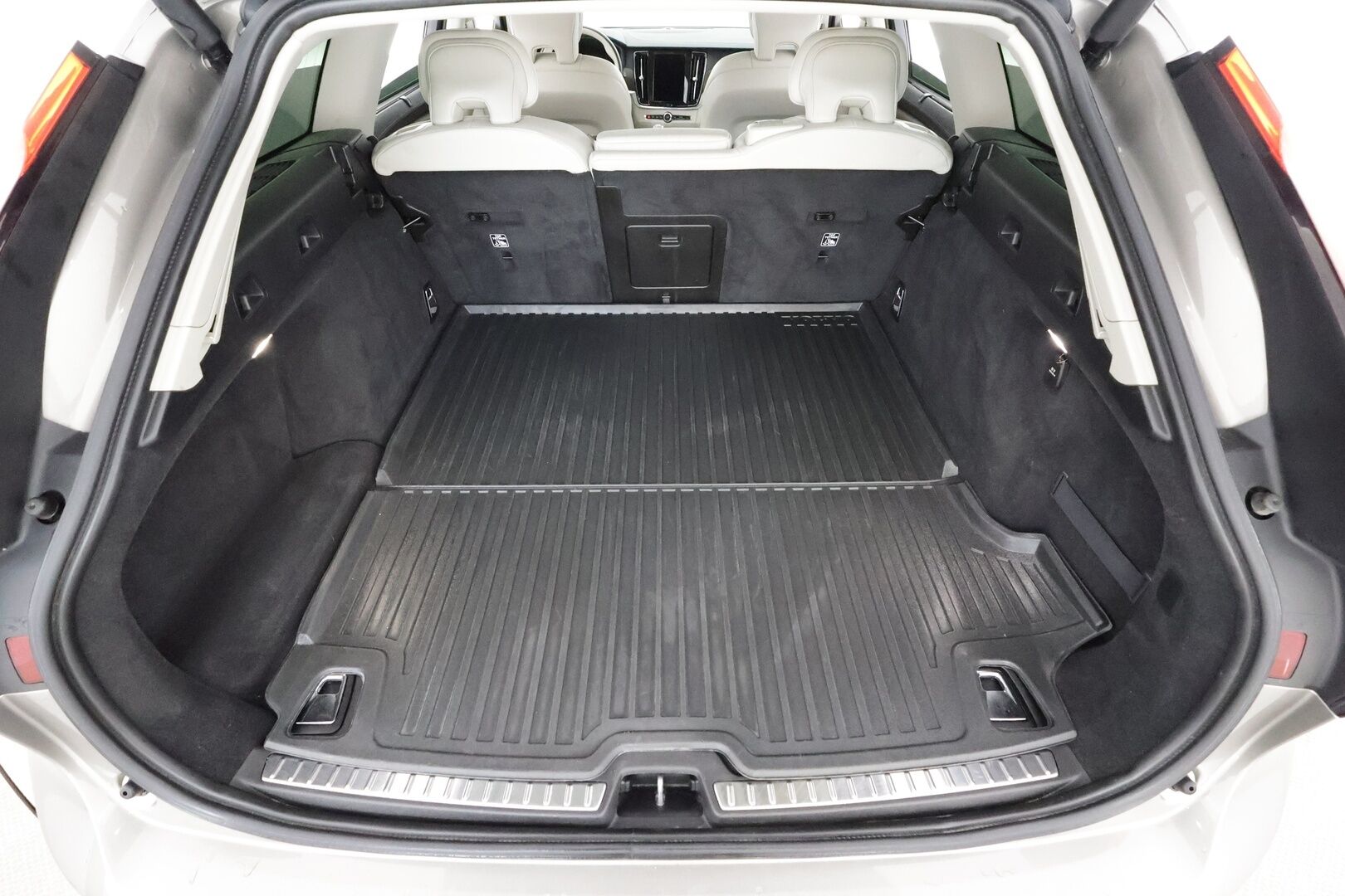 Volvo V90 2022 B4 D-MHEV Business Inscription aut * Webasto / ACC / Full-LED / P.Kamera / Sportnahat Muistilla / Navi / Keyless * - 1-om Suomi-auto / Kahdet renkaat aluvanteilla / Merkkihuollot