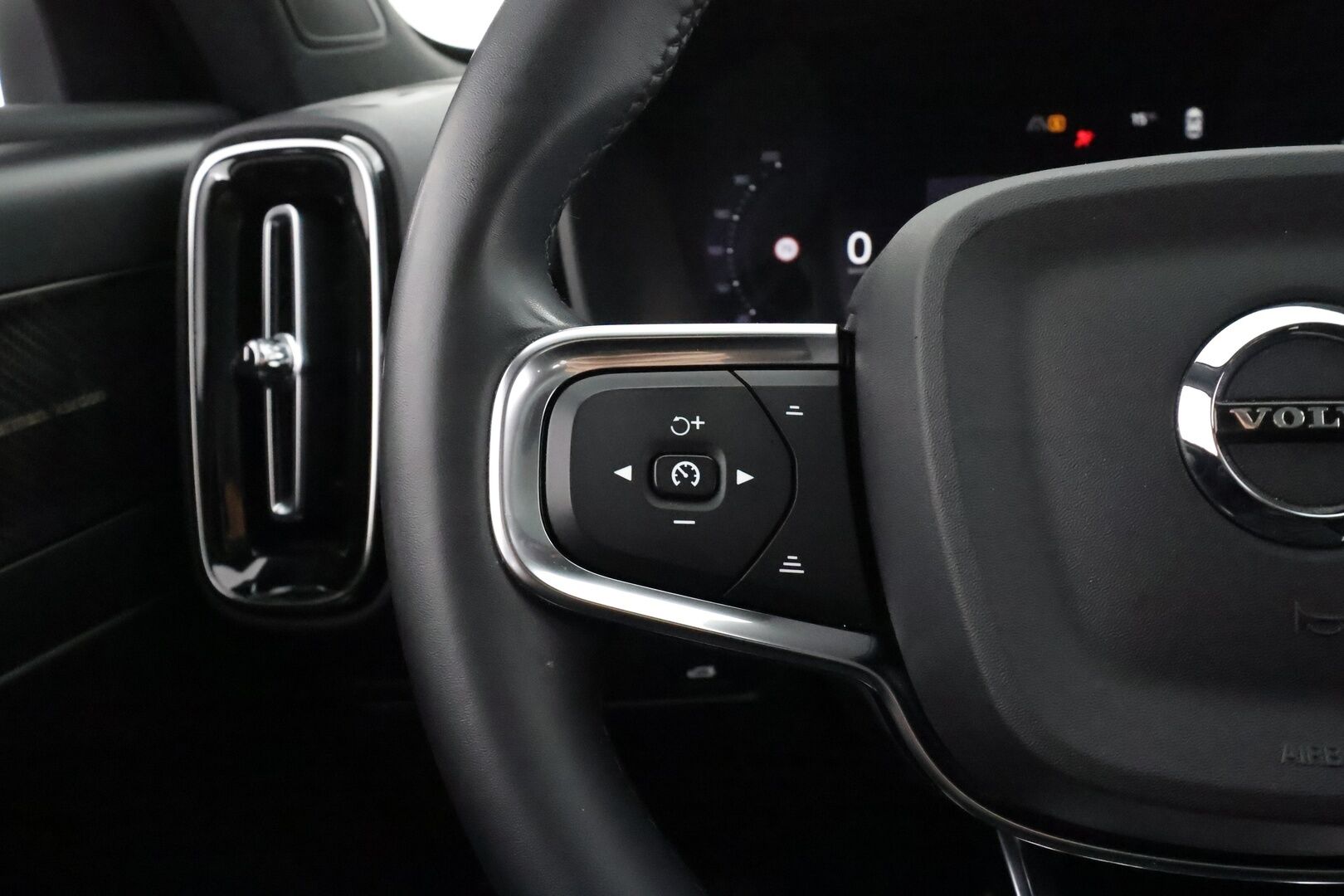 Volvo C40 2022 Recharge Twin Business Launch Edition aut - | ACC | ILP | Koukku | Pixel-LED | Harman/Kardon | Lasikatto | Muistipenkki | 360° | Sporttipenkit sähköllä | BLIS | Pilot Assist | 2x renkaat aluin |
