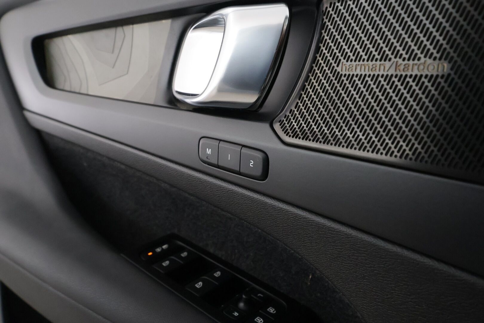 Volvo C40 2022 Recharge Twin Business Launch Edition aut - | ACC | ILP | Koukku | Pixel-LED | Harman/Kardon | Lasikatto | Muistipenkki | 360° | Sporttipenkit sähköllä | BLIS | Pilot Assist | 2x renkaat aluin |