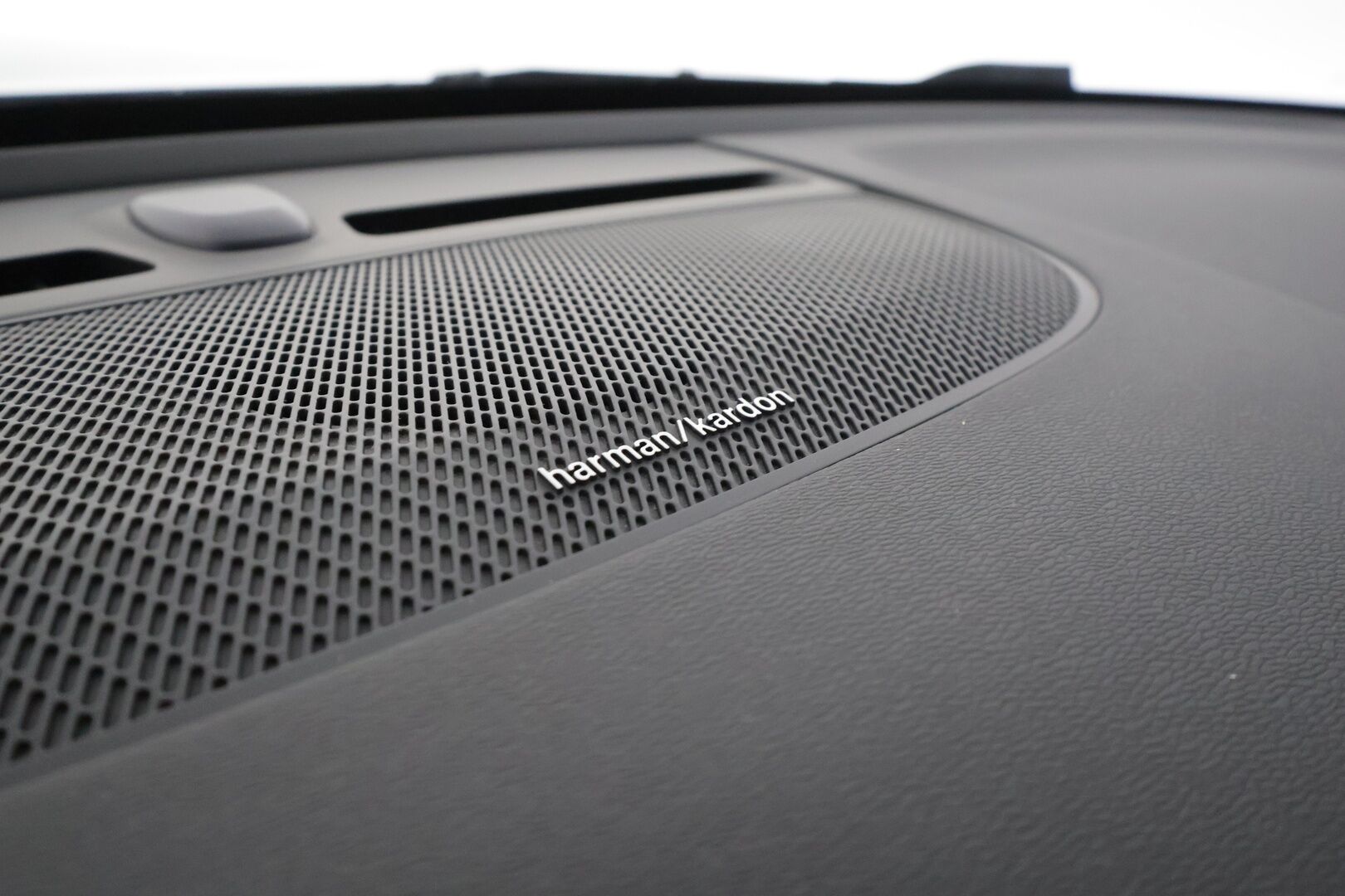 Volvo C40 2022 Recharge Twin Business Launch Edition aut - | ACC | ILP | Koukku | Pixel-LED | Harman/Kardon | Lasikatto | Muistipenkki | 360° | Sporttipenkit sähköllä | BLIS | Pilot Assist | 2x renkaat aluin |