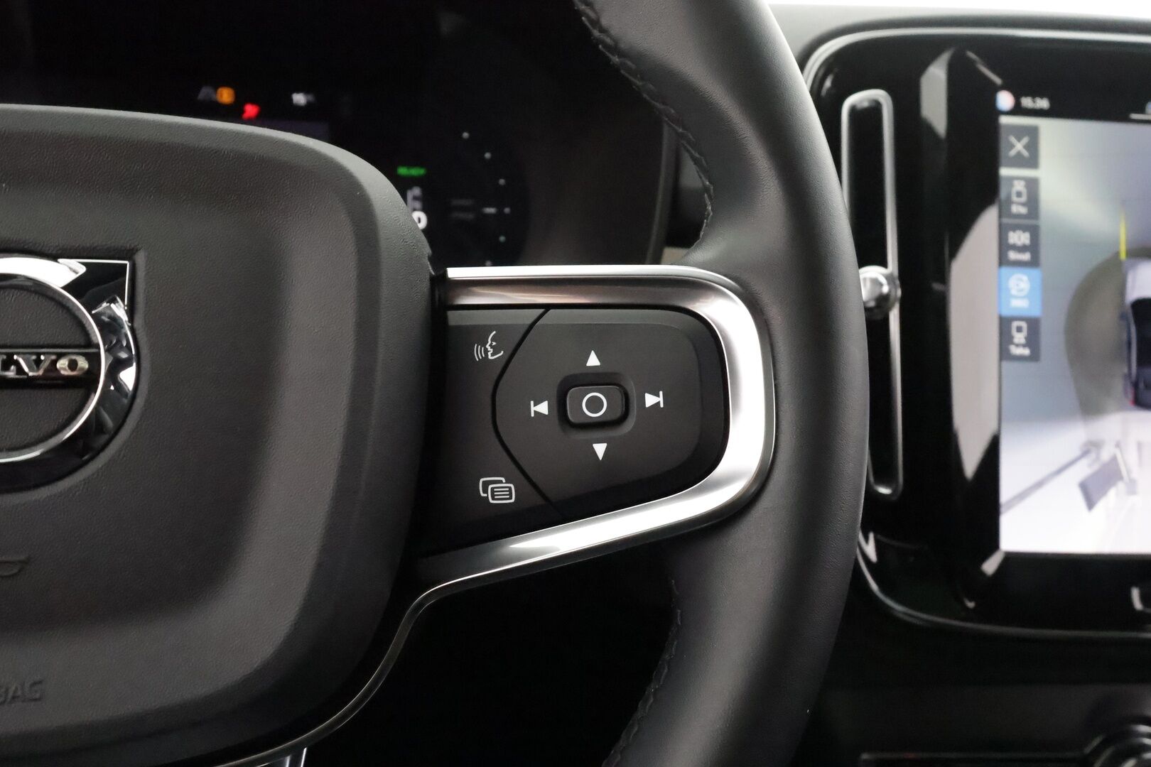 Volvo C40 2022 Recharge Twin Business Launch Edition aut - | ACC | ILP | Koukku | Pixel-LED | Harman/Kardon | Lasikatto | Muistipenkki | 360° | Sporttipenkit sähköllä | BLIS | Pilot Assist | 2x renkaat aluin |