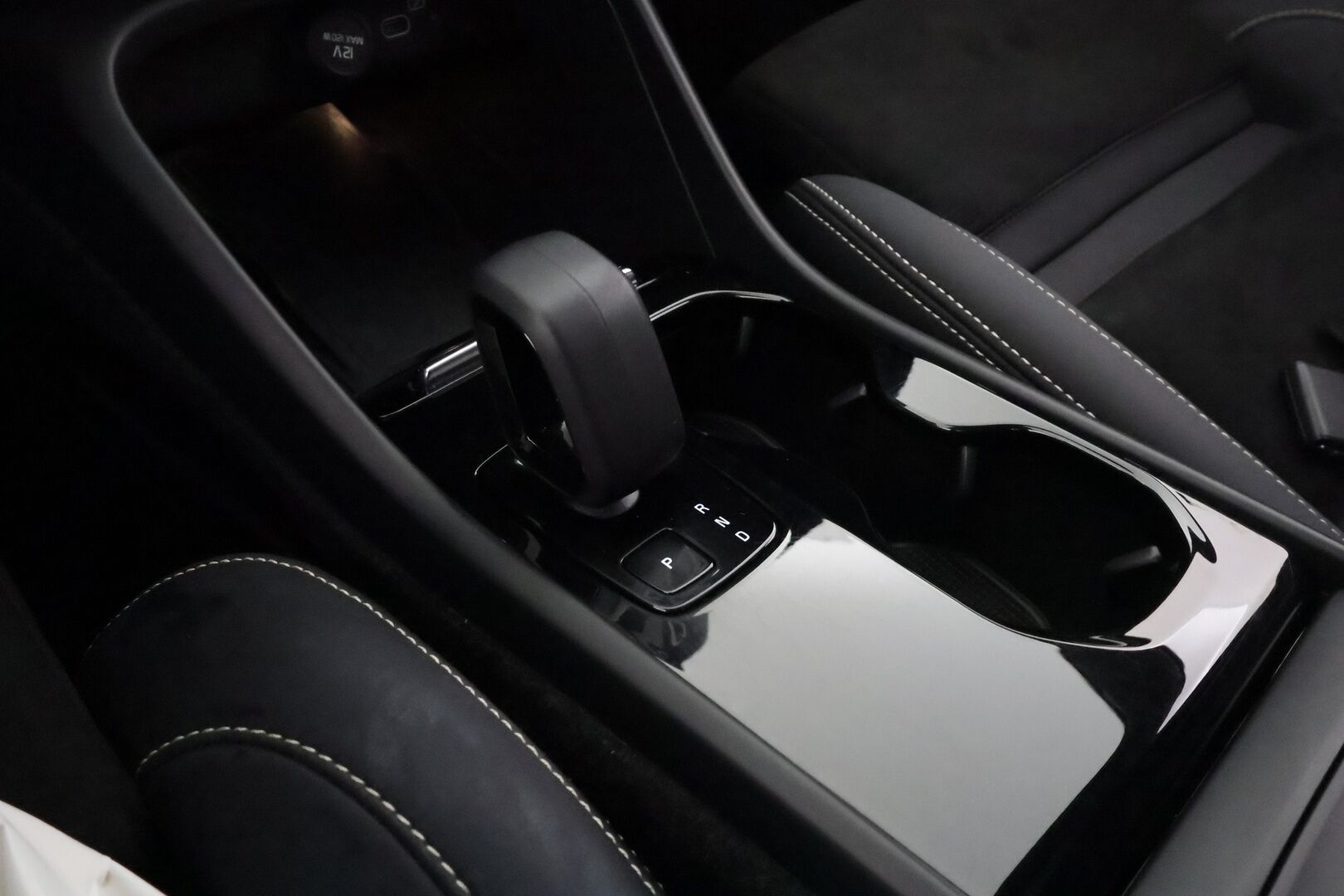 Volvo C40 2022 Recharge Twin Business Launch Edition aut - | ACC | ILP | Koukku | Pixel-LED | Harman/Kardon | Lasikatto | Muistipenkki | 360° | Sporttipenkit sähköllä | BLIS | Pilot Assist | 2x renkaat aluin |