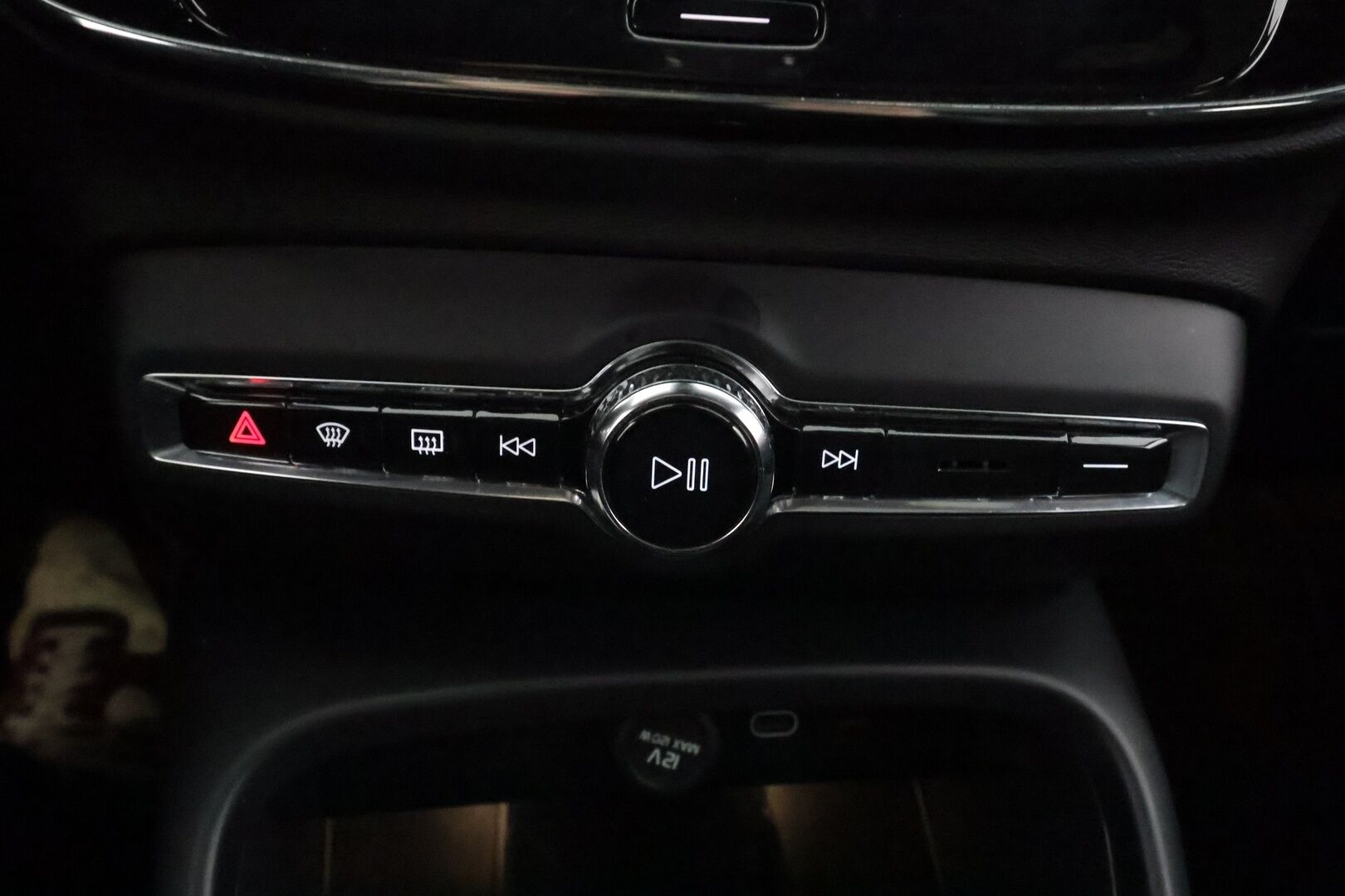 Volvo C40 2022 Recharge Twin Business Launch Edition aut - | ACC | ILP | Koukku | Pixel-LED | Harman/Kardon | Lasikatto | Muistipenkki | 360° | Sporttipenkit sähköllä | BLIS | Pilot Assist | 2x renkaat aluin |