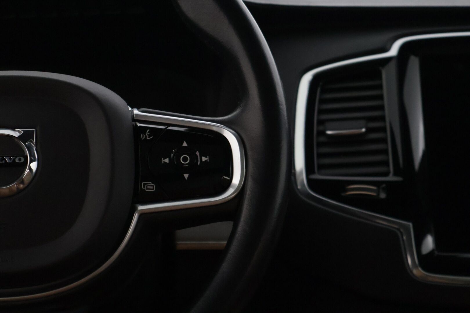 Volvo XC90 2016 XC90 T8 Twin Engine * Panorama / HUD / 360° / Ilmastoidut sporttipenkit / Webasto / 7-p * - Juuri huolettu / Huikeat varusteet 