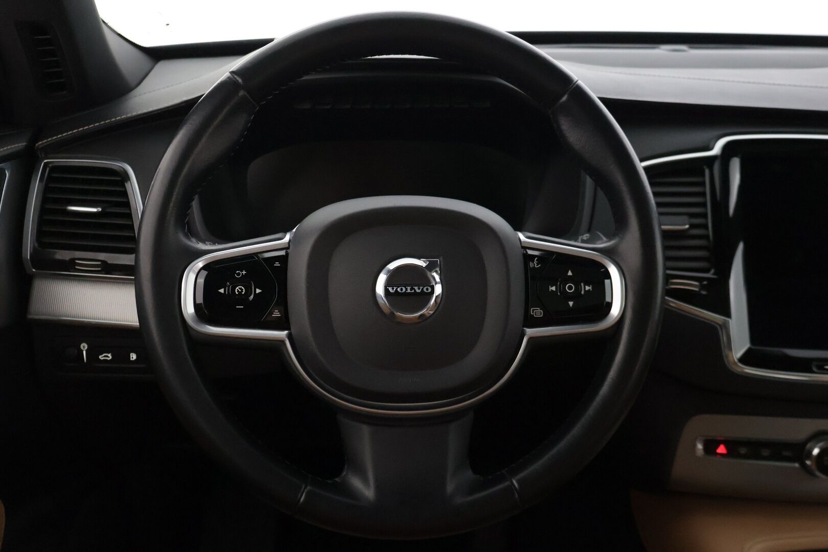 Volvo XC90 2016 XC90 T8 Twin Engine * Panorama / HUD / 360° / Ilmastoidut sporttipenkit / Webasto / 7-p * - Juuri huolettu / Huikeat varusteet 