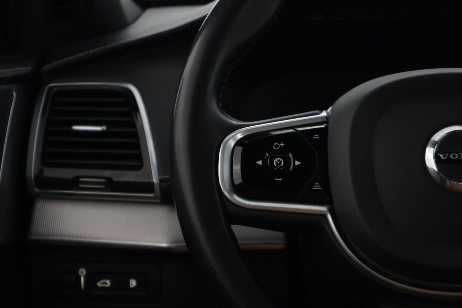 Volvo XC90 2017 T8 Twin Engine AWD Inscription aut * Panorama / HUD / 360° / Ilmastoidut sporttipenkit / Webasto / 7-p * - Juuri huolettu / Huikeat varusteet / Koukku