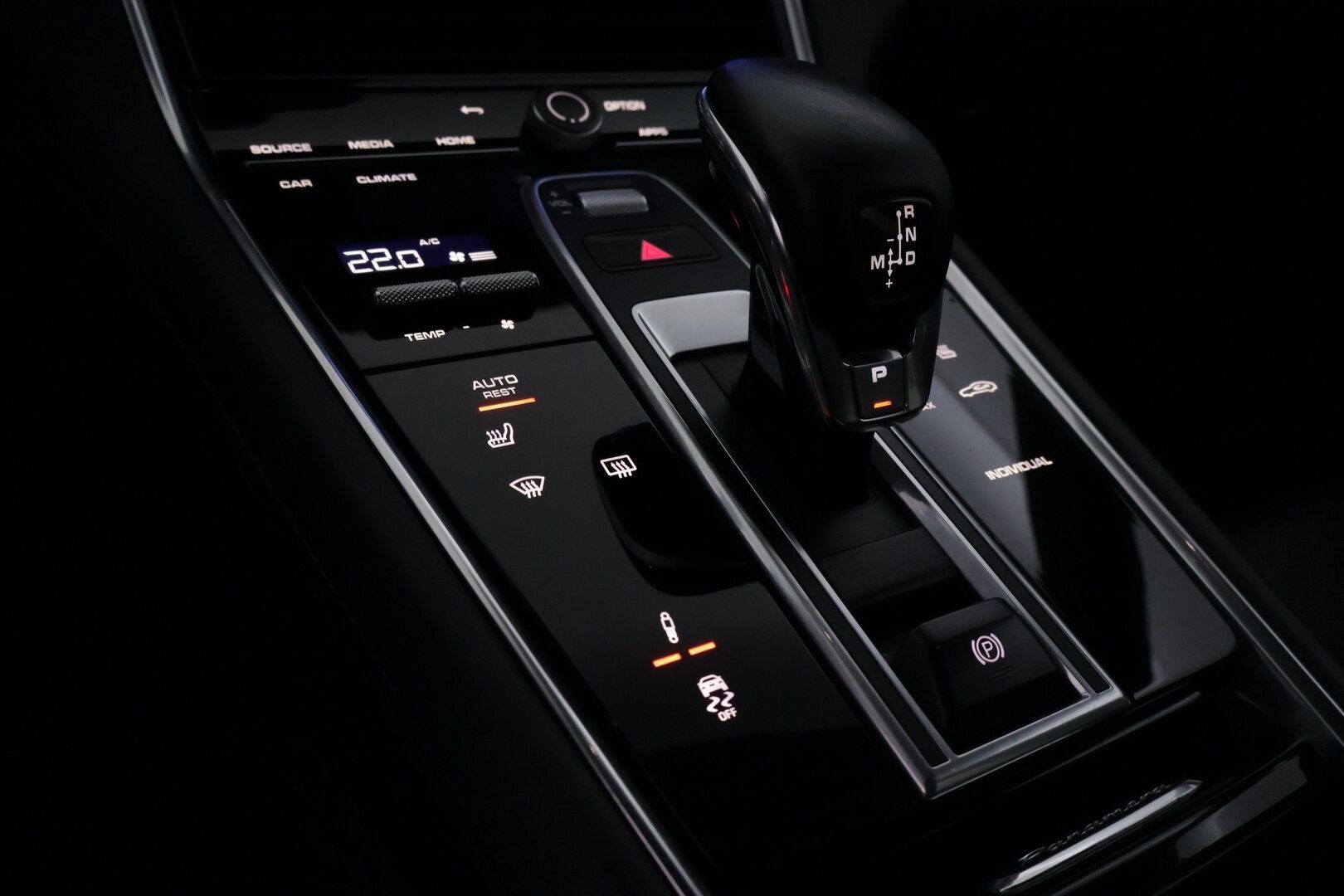 Porsche Panamera 2022 4 E-Hybrid * Sport Design / Sport Chrono plus / 14-suunt.penkit / Bose / 360-kamera / Panorama / Ilma-alusta* - Kahdet huippurenkaat vanteilla / Ratinlämmitin / Facelift - HULLU BLACKWEEK KORKOTARJOUS 2,49%