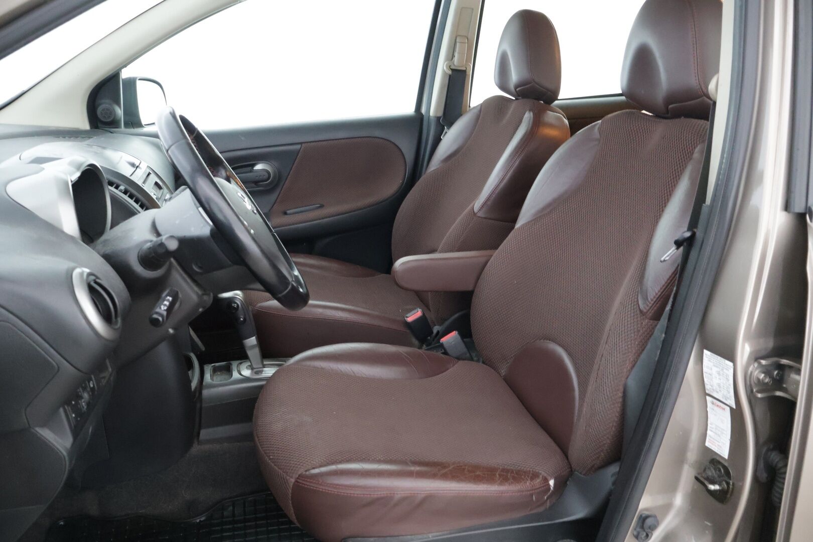 Nissan Note 2006 NOTE MPV 1.6 AUTOMATIC - YritysOutlet - Myydään vain yrityksille **Koukku / Vakkari / Ilmastointi** - Kahdet renkaat / Automaatti / Lohko