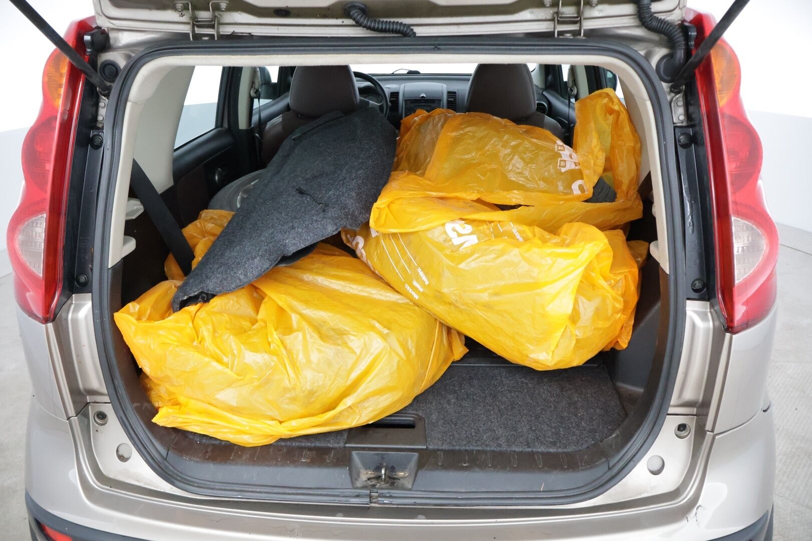 Nissan Note 2006 NOTE MPV 1.6 AUTOMATIC - YritysOutlet - Myydään vain yrityksille **Koukku / Vakkari / Ilmastointi** - Kahdet renkaat / Automaatti / Lohko