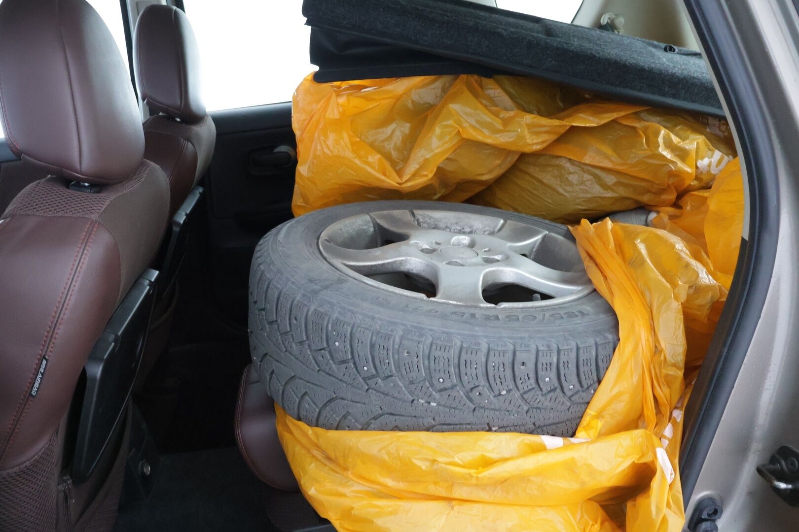 Nissan Note 2006 NOTE MPV 1.6 AUTOMATIC - YritysOutlet - Myydään vain yrityksille **Koukku / Vakkari / Ilmastointi** - Kahdet renkaat / Automaatti / Lohko