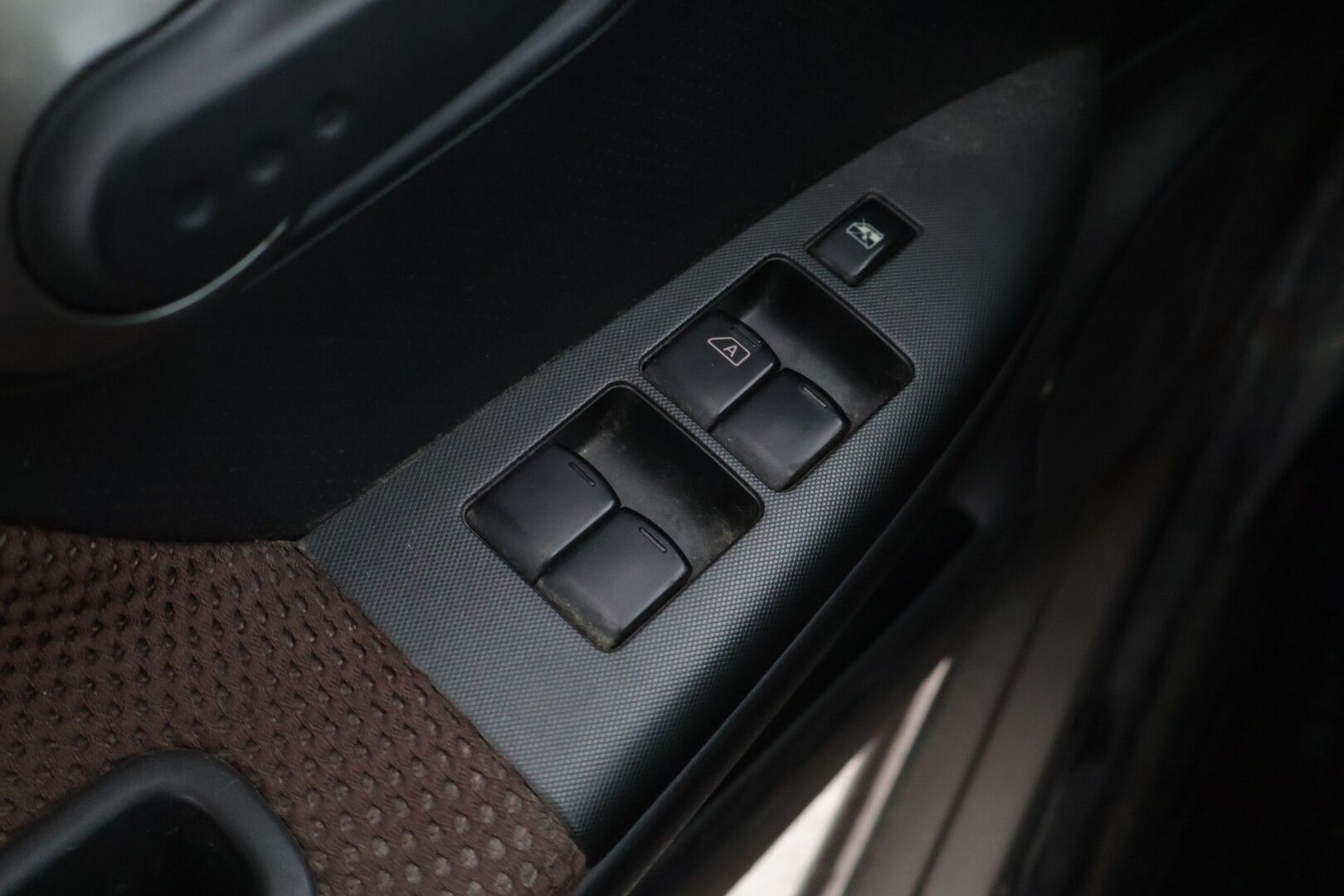 Nissan Note 2006 NOTE MPV 1.6 AUTOMATIC - YritysOutlet - Myydään vain yrityksille **Koukku / Vakkari / Ilmastointi** - Kahdet renkaat / Automaatti / Lohko