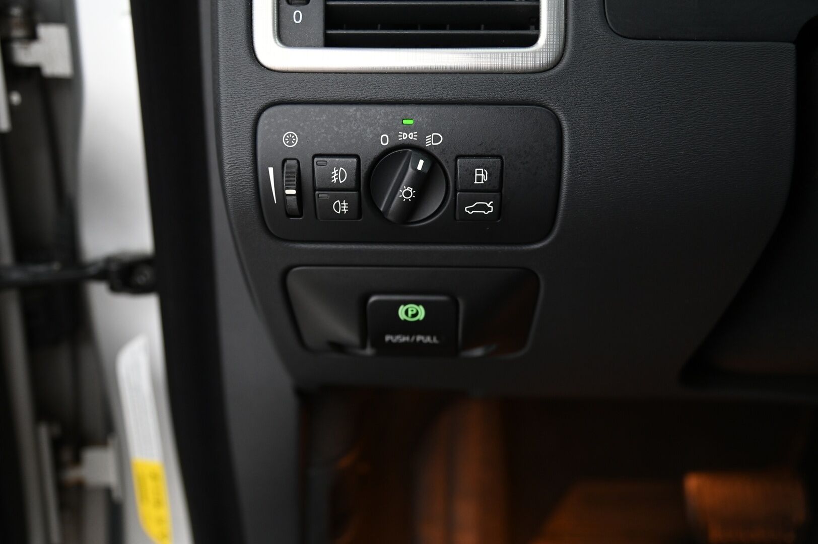 Volvo V70 2008 D5 AWD Summum Business aut*Webasto / vetokoukku / Muisti nahat / Tutkat / Sähkökontti* - *Merkkihuolettu / jakopää juuri tehty / Suomi-auto / 2x renkaat ja vanteet / Särmä huoltohistoria*