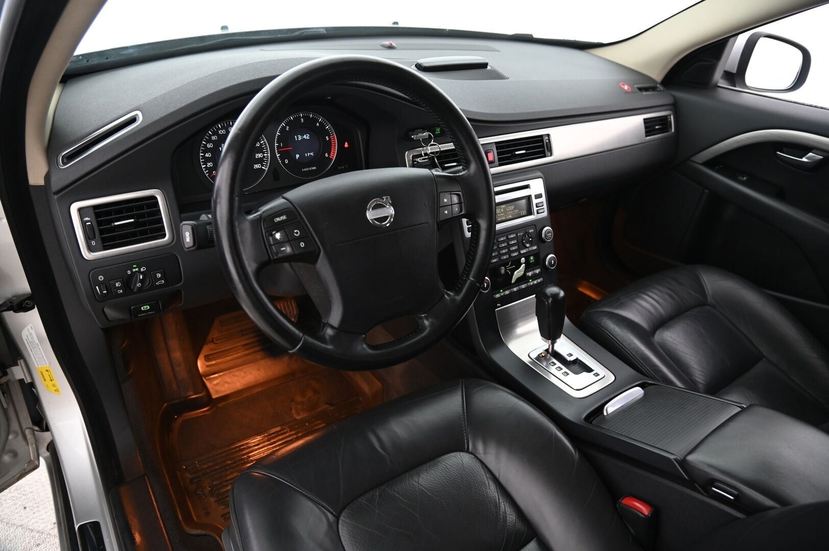 Volvo V70 2008 D5 AWD Summum Business aut*Webasto / vetokoukku / Muisti nahat / Tutkat / Sähkökontti* - *Merkkihuolettu / jakopää juuri tehty / Suomi-auto / 2x renkaat ja vanteet / Särmä huoltohistoria*