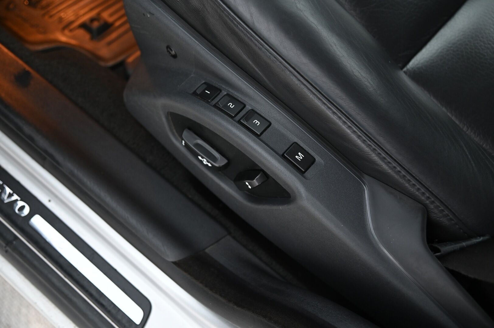 Volvo V70 2008 D5 AWD Summum Business aut*Webasto / vetokoukku / Muisti nahat / Tutkat / Sähkökontti* - *Merkkihuolettu / jakopää juuri tehty / Suomi-auto / 2x renkaat ja vanteet / Särmä huoltohistoria*
