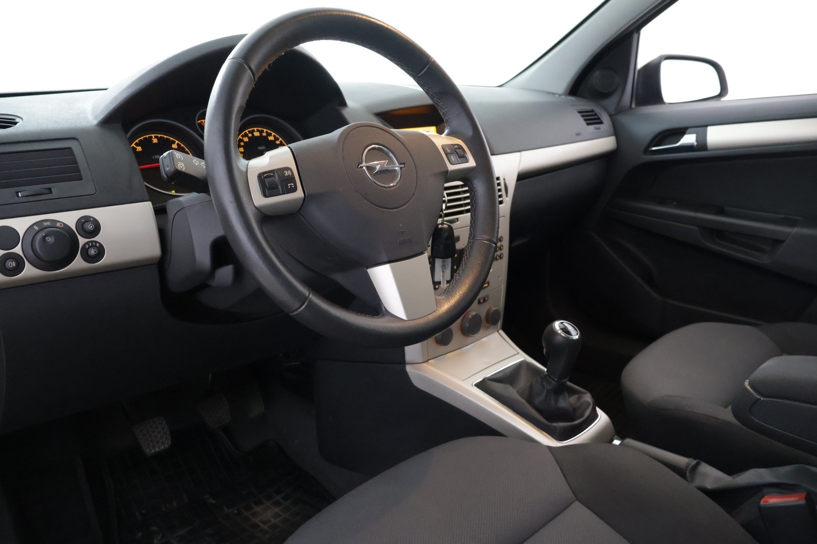 Opel Astra 2008 Sedan Enjoy Comfort Edition 1,3 CDTI DTH 66kW/90hv M6 - 2.OM Suomi-auto | Automaattiinen ilmastointi | Vakionopeuden säädin| Penkinlämmittimet | 2x aluvanteet | 2x avaimet | Automaattiinen ilmastointi | Pienet kilometrit