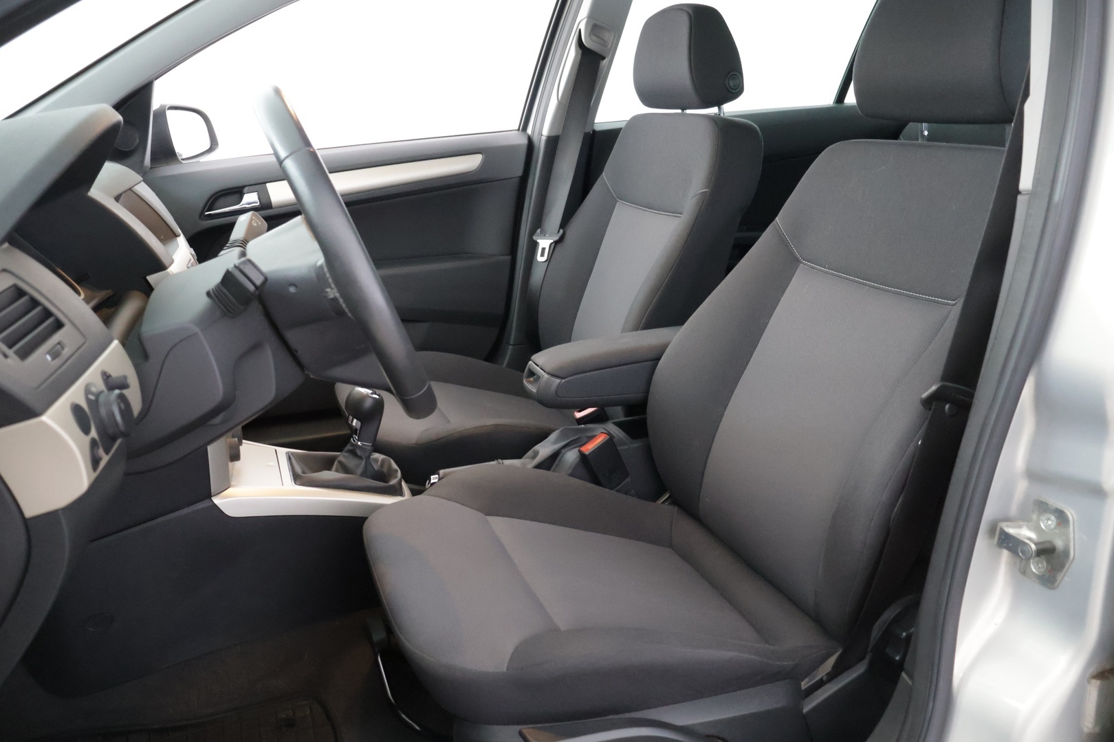 Opel Astra 2008 Sedan Enjoy Comfort Edition 1,3 CDTI DTH 66kW/90hv M6 - 2.OM Suomi-auto | Automaattiinen ilmastointi | Vakionopeuden säädin| Penkinlämmittimet | 2x aluvanteet | 2x avaimet | Automaattiinen ilmastointi | Pienet kilometrit