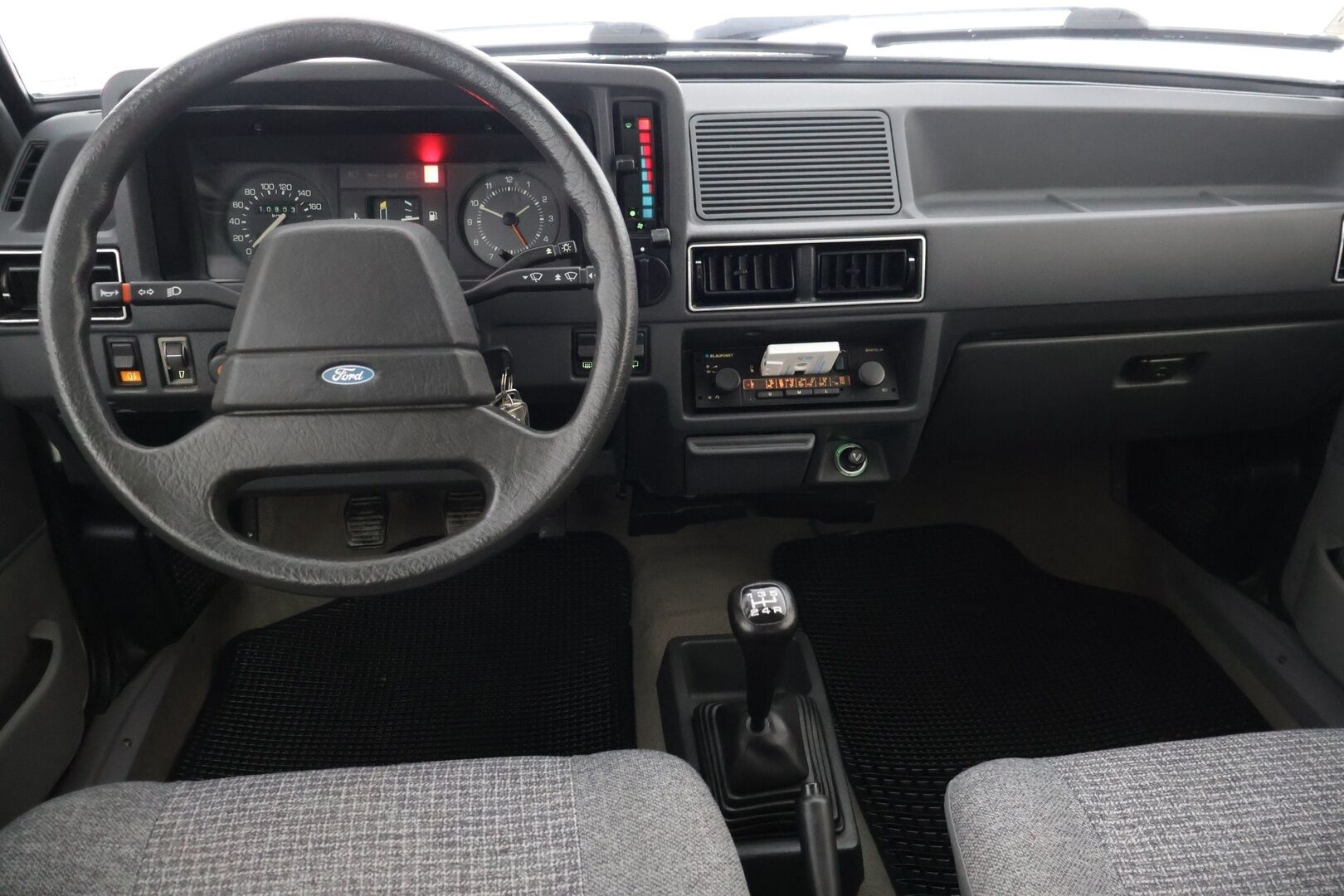 Ford Escort 1985 2D ESCORT 1.3 LX-LABD/2400** 3 aikaisempaa omistajaa! / Klassikko / Ruosteeton! - 5-Portainen vaihteisto / Upea sisäverhoilu / Säädettävät etuistuimet ja pääntuet / Tehokas lämmitys / Turvallinen takasumuvalo