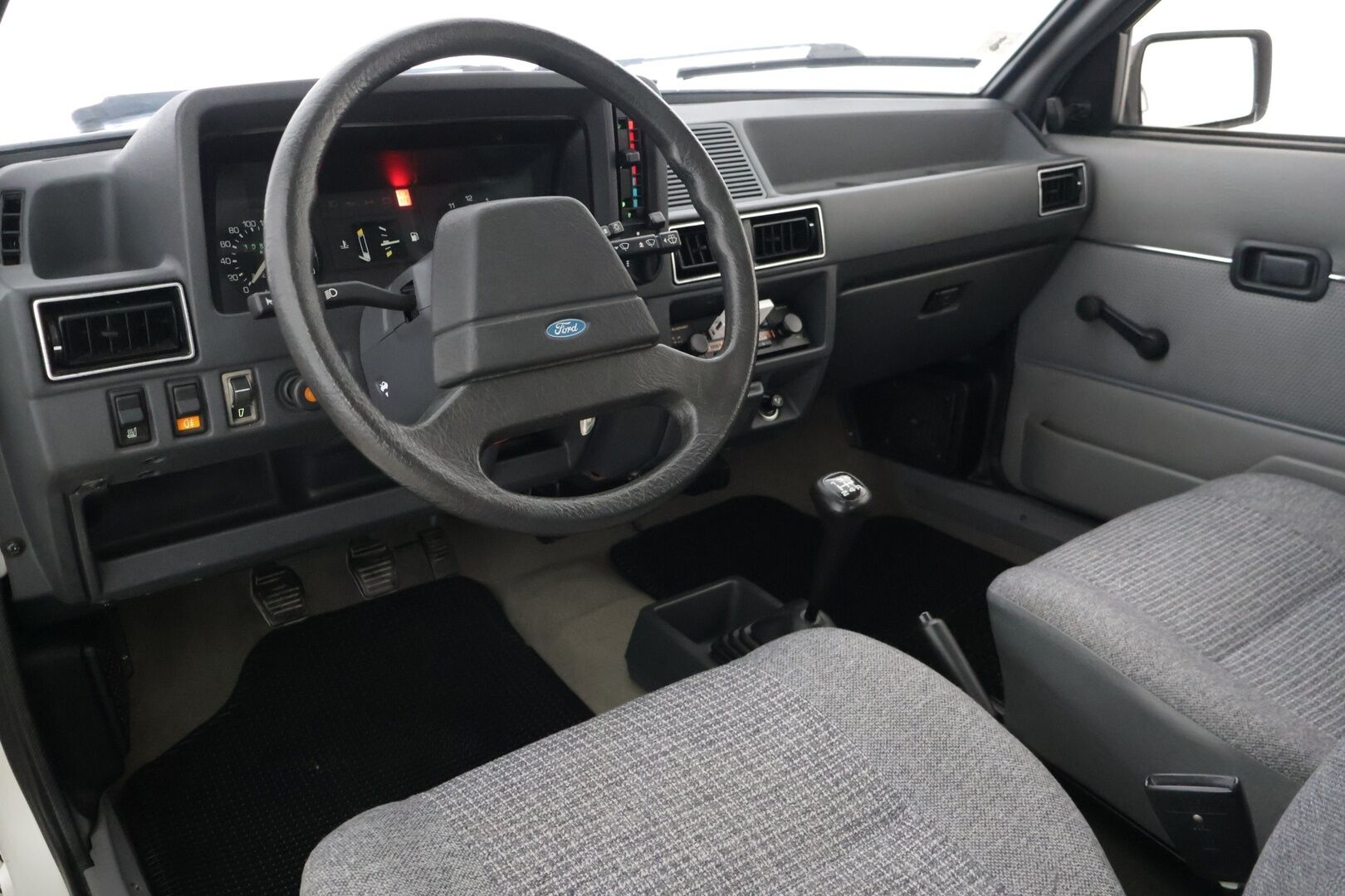 Ford Escort 1985 2D ESCORT 1.3 LX-LABD/2400** 3 aikaisempaa omistajaa! / Klassikko / Ruosteeton! - 5-Portainen vaihteisto / Upea sisäverhoilu / Säädettävät etuistuimet ja pääntuet / Tehokas lämmitys / Turvallinen takasumuvalo