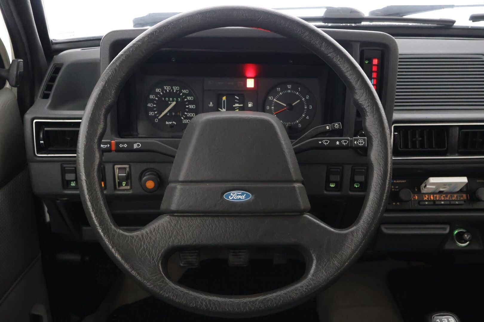 Ford Escort 1985 2D ESCORT 1.3 LX-LABD/2400** 3 aikaisempaa omistajaa! / Klassikko / Ruosteeton! - 5-Portainen vaihteisto / Upea sisäverhoilu / Säädettävät etuistuimet ja pääntuet / Tehokas lämmitys / Turvallinen takasumuvalo