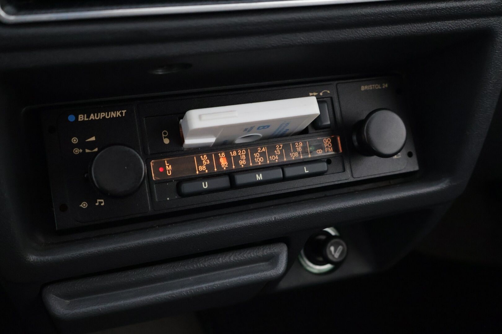 Ford Escort 1985 2D ESCORT 1.3 LX-LABD/2400** 3 aikaisempaa omistajaa! / Klassikko / Ruosteeton! - 5-Portainen vaihteisto / Upea sisäverhoilu / Säädettävät etuistuimet ja pääntuet / Tehokas lämmitys / Turvallinen takasumuvalo