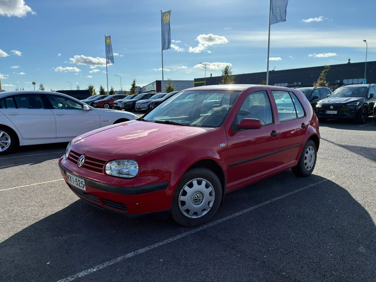 Volkswagen Golf 2001 4D GOLF HATCHBACK 1.4 * - YritysOutlet - Myydään vain yrityksille * - Vetokoukku | Kahdet renkaat vanteineen
