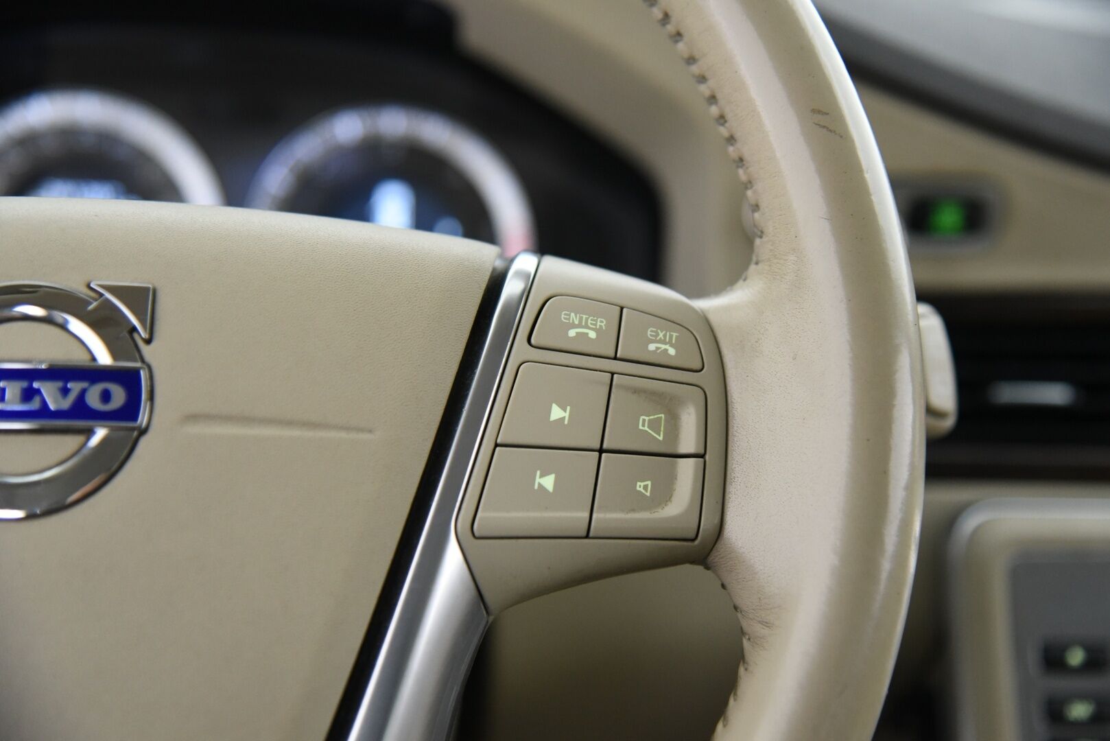 Volvo V70 2011 D3 Momentum aut - YritysOutlet - Myydään vain yrityksille - Tämä auto myydään YritysOutlet -valikoimasta vain yritykselle