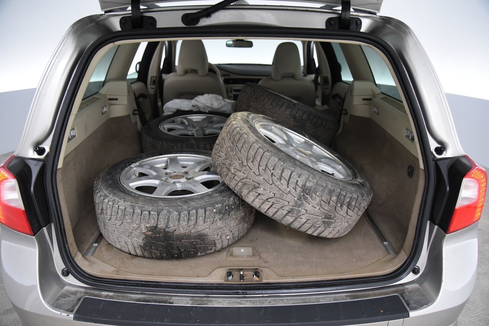 Volvo V70 2011 D3 Momentum aut - YritysOutlet - Myydään vain yrityksille - Tämä auto myydään YritysOutlet -valikoimasta vain yritykselle