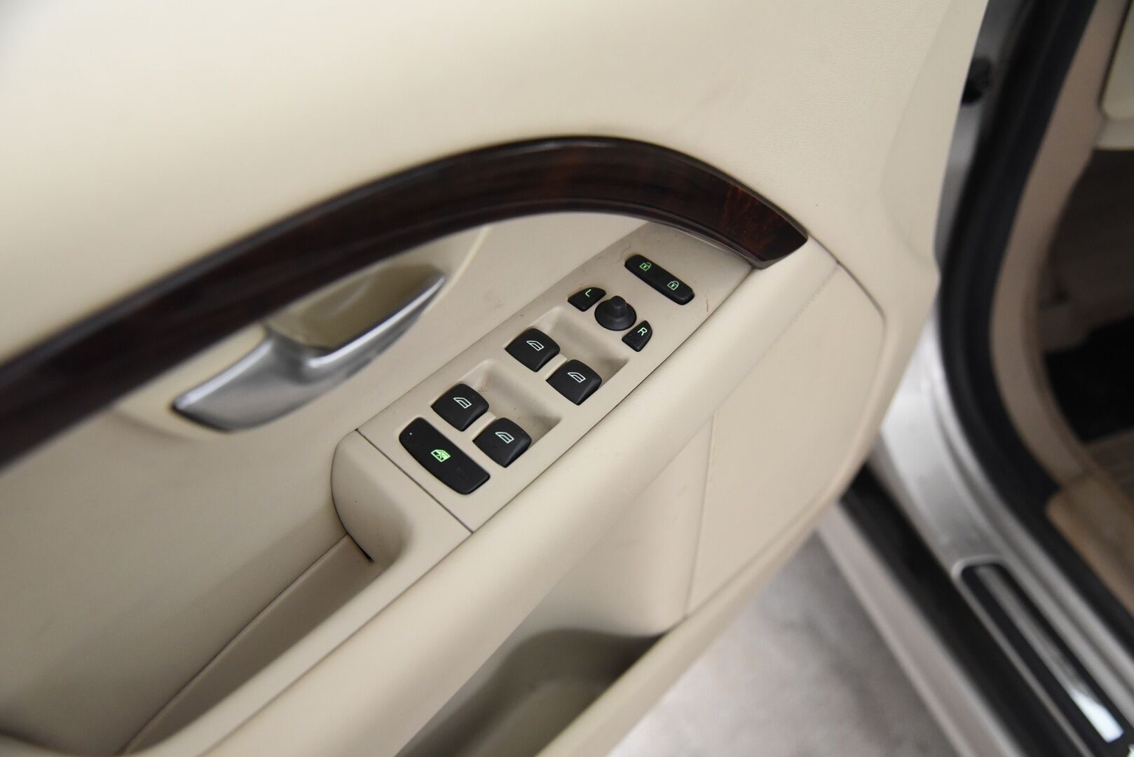 Volvo V70 2011 D3 Momentum aut - YritysOutlet - Myydään vain yrityksille - Tämä auto myydään YritysOutlet -valikoimasta vain yritykselle