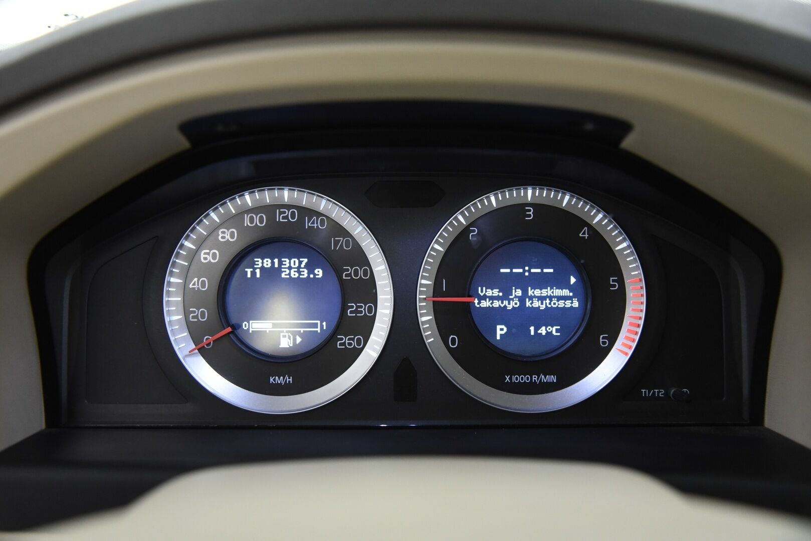 Volvo V70 2011 D3 Momentum aut - YritysOutlet - Myydään vain yrityksille - Tämä auto myydään YritysOutlet -valikoimasta vain yritykselle