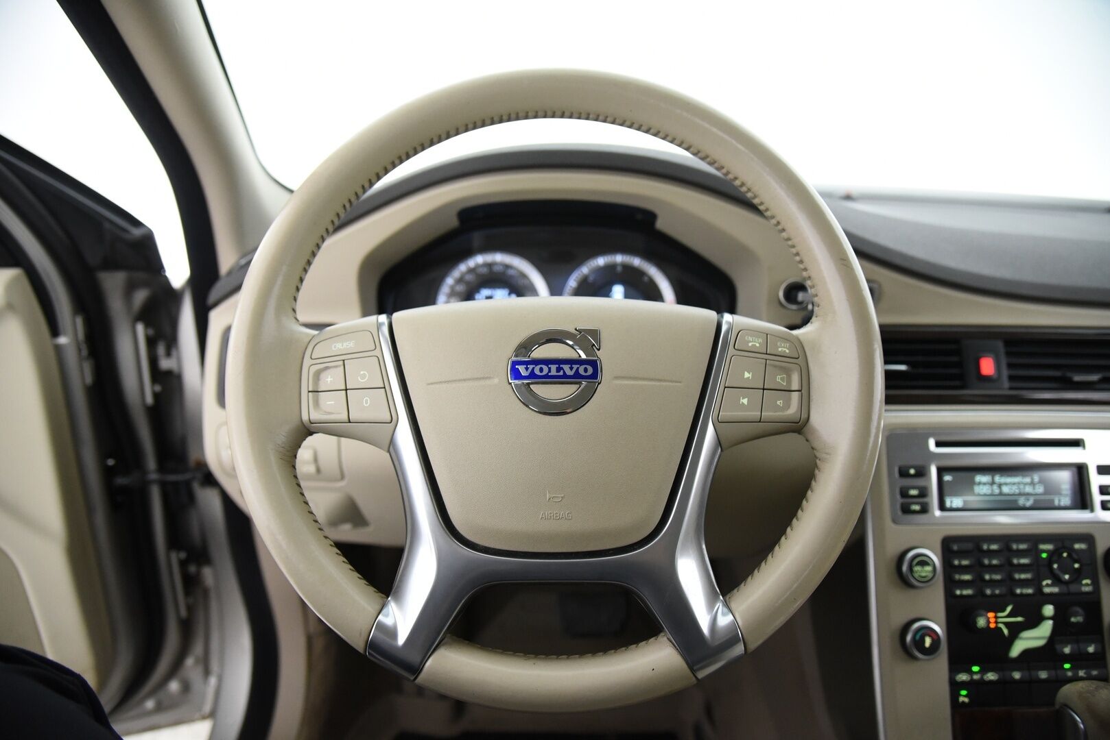 Volvo V70 2011 D3 Momentum aut - YritysOutlet - Myydään vain yrityksille - Tämä auto myydään YritysOutlet -valikoimasta vain yritykselle