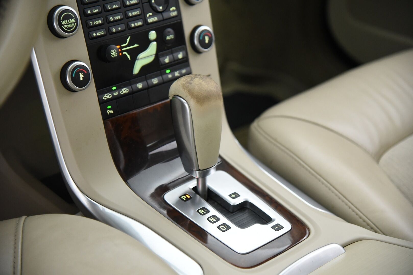 Volvo V70 2011 D3 Momentum aut - YritysOutlet - Myydään vain yrityksille - Tämä auto myydään YritysOutlet -valikoimasta vain yritykselle