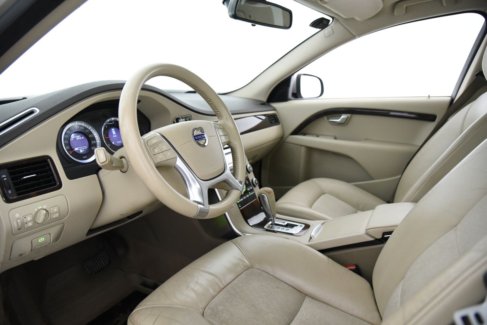 Volvo V70 2011 D3 Momentum aut - YritysOutlet - Myydään vain yrityksille - Tämä auto myydään YritysOutlet -valikoimasta vain yritykselle