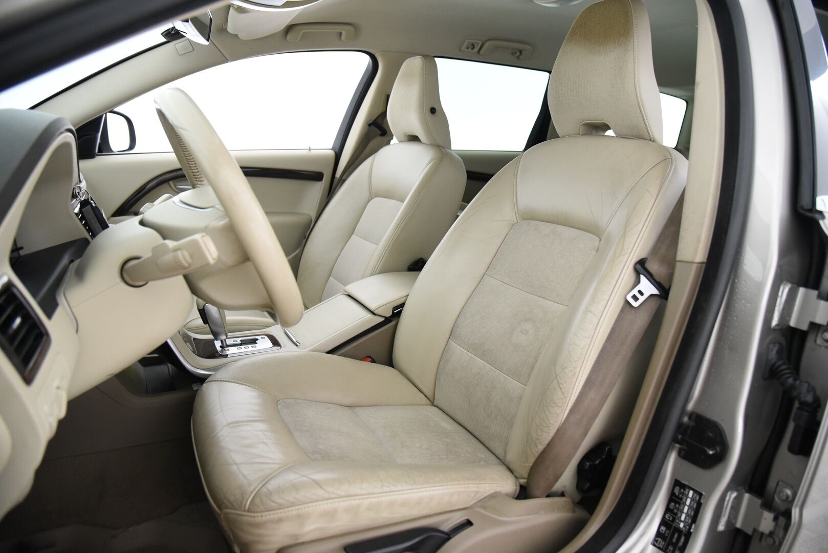 Volvo V70 2011 D3 Momentum aut - YritysOutlet - Myydään vain yrityksille - Tämä auto myydään YritysOutlet -valikoimasta vain yritykselle