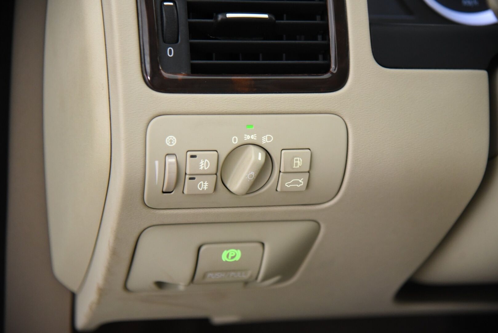 Volvo V70 2011 D3 Momentum aut - YritysOutlet - Myydään vain yrityksille - Tämä auto myydään YritysOutlet -valikoimasta vain yritykselle