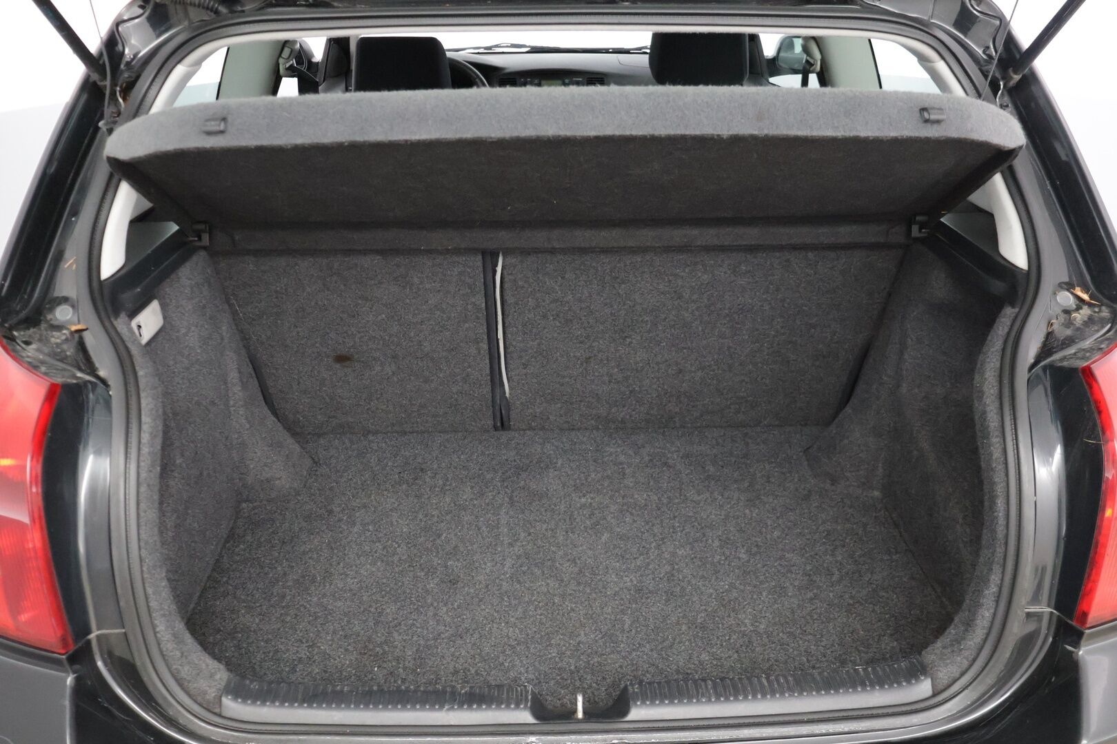 Toyota Corolla 2003 2D COROLLA HATCHBACK 1.6 * LOHKO / ILMASTOINTI / KAHDET RENKAAT * - YritysOutlet - Myydään vain yrityksille - – Tämä auto myydään YritysOutlet -valikoimasta vain yritykselle
