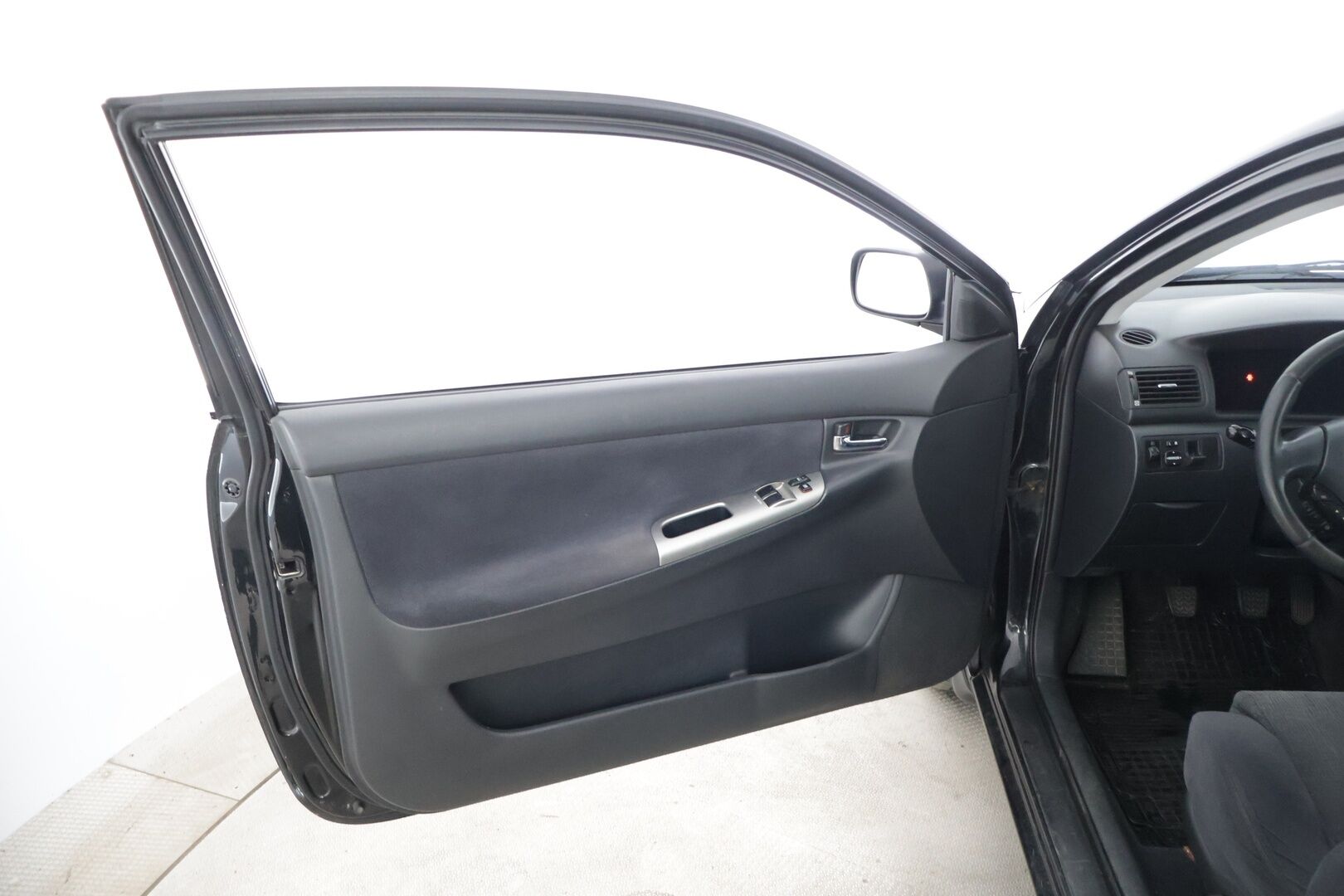 Toyota Corolla 2003 2D COROLLA HATCHBACK 1.6 * LOHKO / ILMASTOINTI / KAHDET RENKAAT * - YritysOutlet - Myydään vain yrityksille - – Tämä auto myydään YritysOutlet -valikoimasta vain yritykselle
