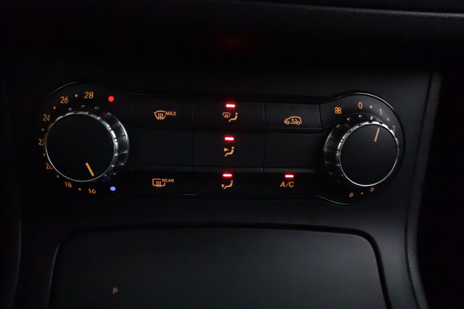 Mercedes-Benz B 2012 180 BE A Premium Business **Vakkari / Lohkolämmitin / P.tutkat / Bluetooth / Ilmastointi / Koukku** - Suomi-auto / Merkkihuollettu 