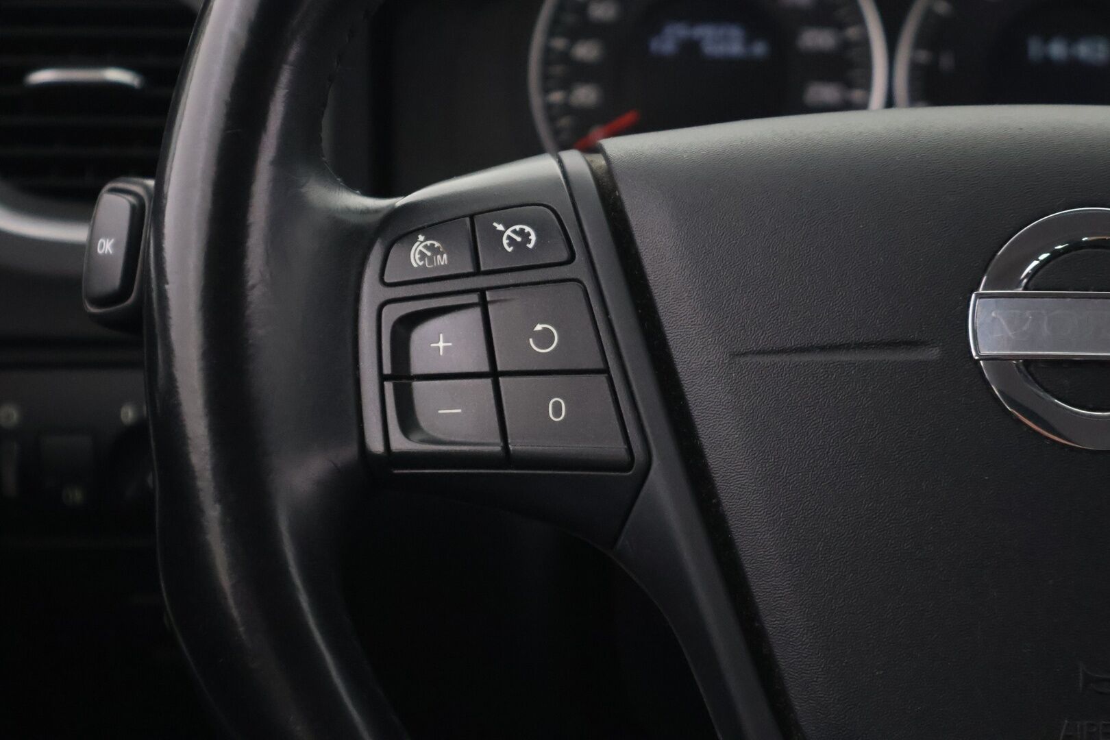 Volvo V60 2013 D2 Kinetic aut - YritysOutlet - Myydään vain yrityksille - Suomiauto / High Performance Audio / Lohkolämmitin / Vakkari / 2x Renkaat Aluvantein / Siisti yksilö!