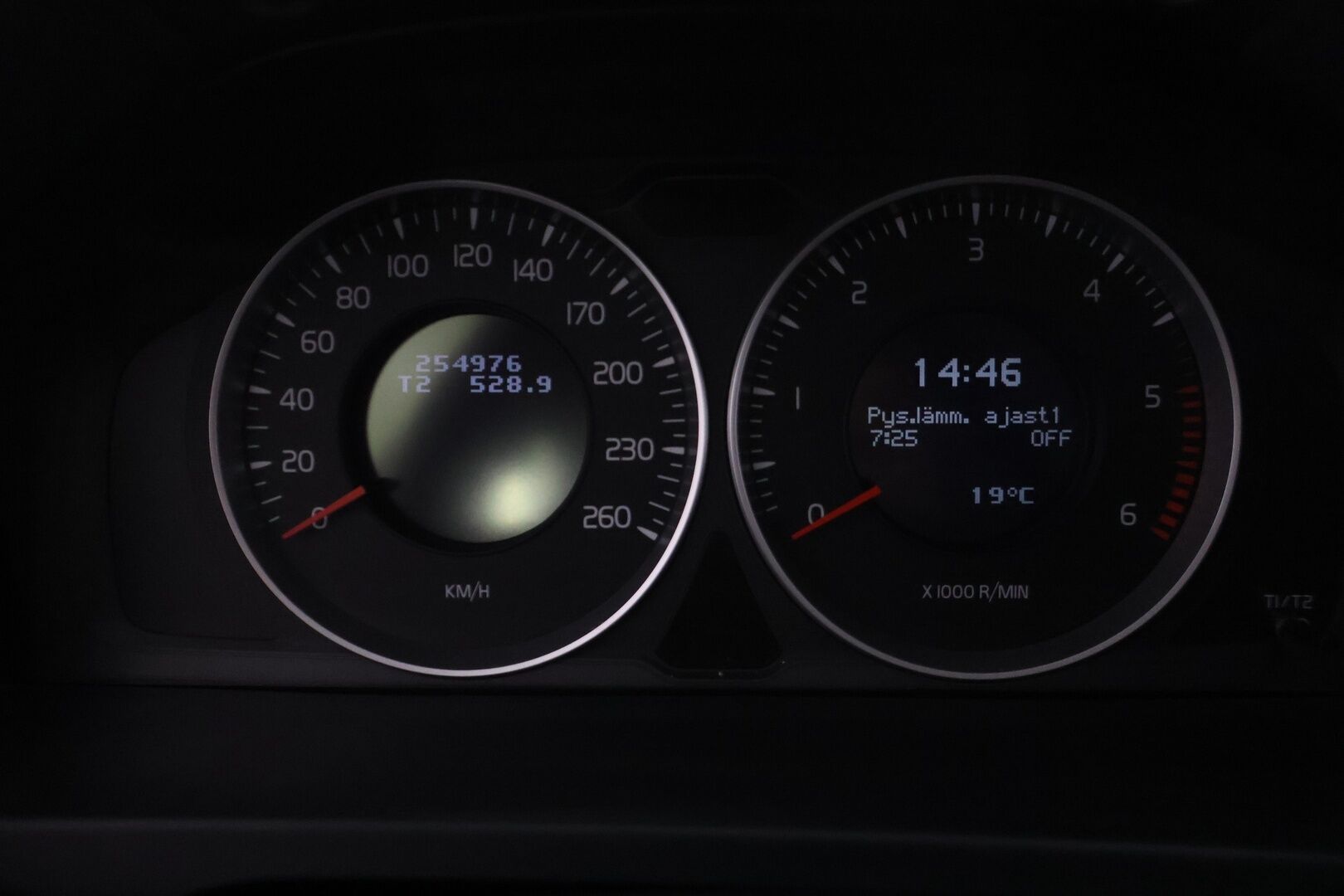 Volvo V60 2013 D2 Kinetic aut - YritysOutlet - Myydään vain yrityksille - Suomiauto / High Performance Audio / Lohkolämmitin / Vakkari / 2x Renkaat Aluvantein / Siisti yksilö!