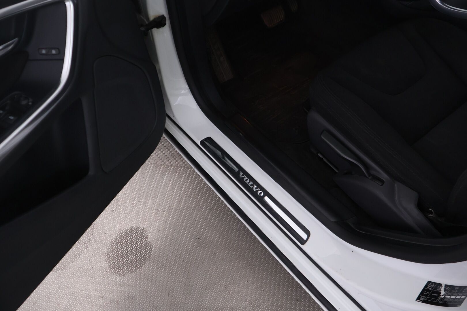 Volvo V60 2013 D2 Kinetic aut - YritysOutlet - Myydään vain yrityksille - Suomiauto / High Performance Audio / Lohkolämmitin / Vakkari / 2x Renkaat Aluvantein / Siisti yksilö!