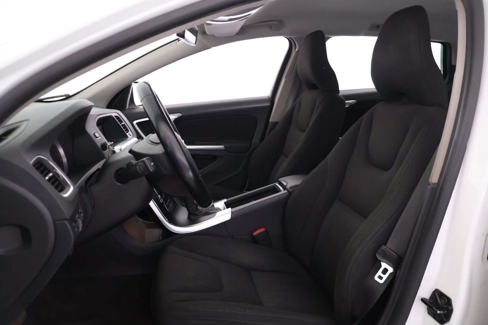 Volvo V60 2013 D2 Kinetic aut - YritysOutlet - Myydään vain yrityksille - Suomiauto / High Performance Audio / Lohkolämmitin / Vakkari / 2x Renkaat Aluvantein / Siisti yksilö!