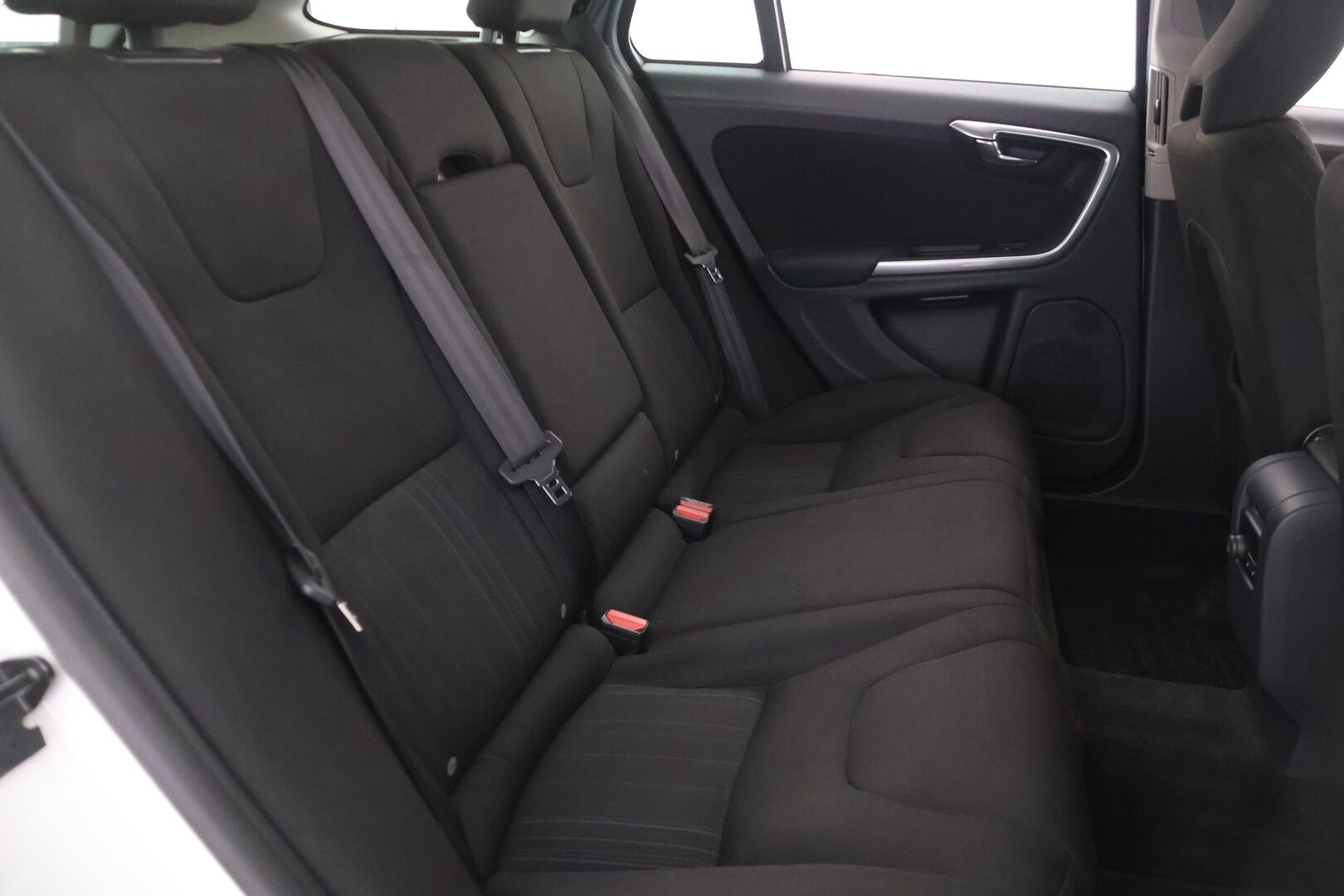 Volvo V60 2013 D2 Kinetic aut - YritysOutlet - Myydään vain yrityksille - Suomiauto / High Performance Audio / Lohkolämmitin / Vakkari / 2x Renkaat Aluvantein / Siisti yksilö!