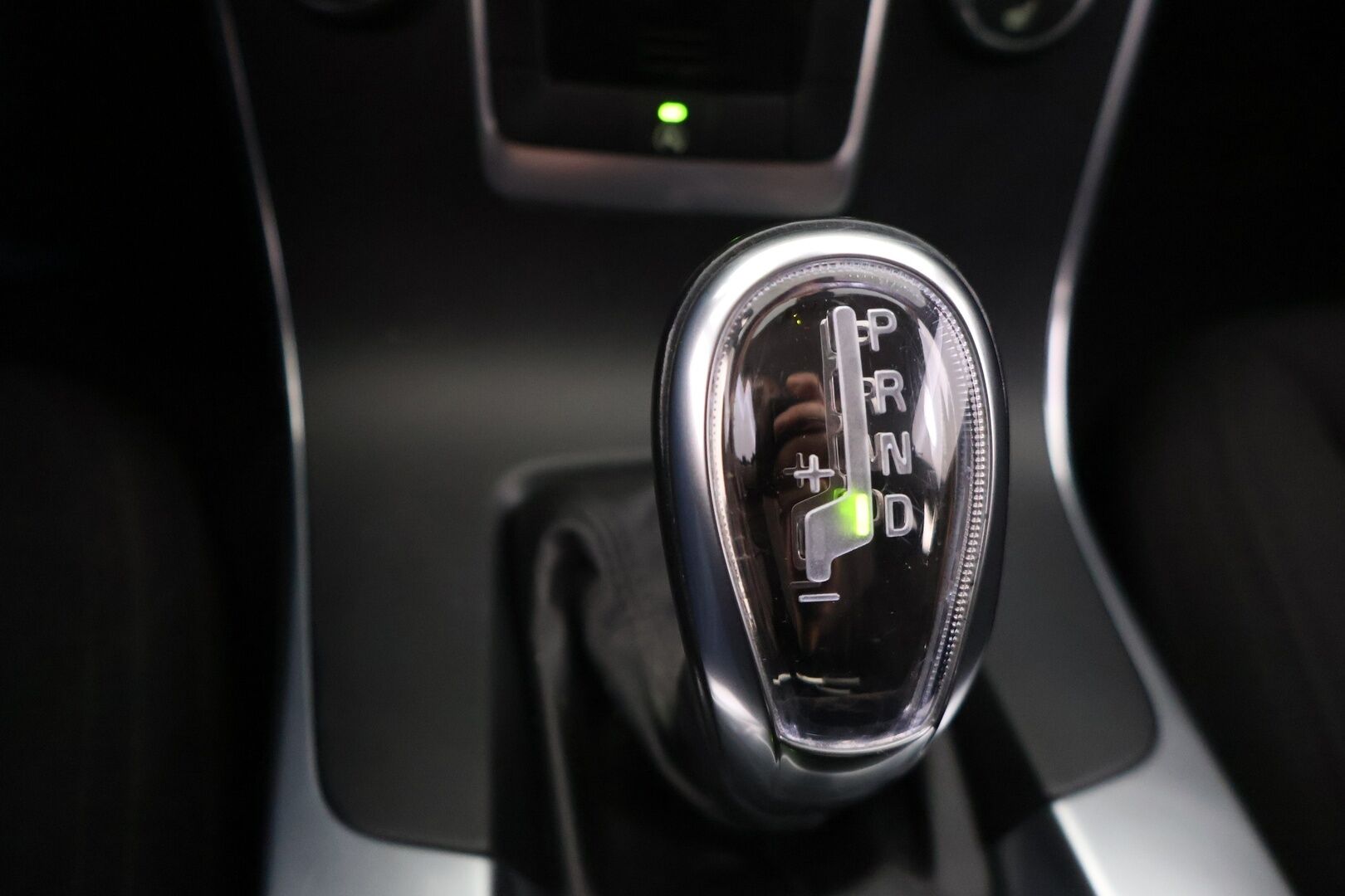 Volvo V60 2013 D2 Kinetic aut - YritysOutlet - Myydään vain yrityksille - Suomiauto / High Performance Audio / Lohkolämmitin / Vakkari / 2x Renkaat Aluvantein / Siisti yksilö!