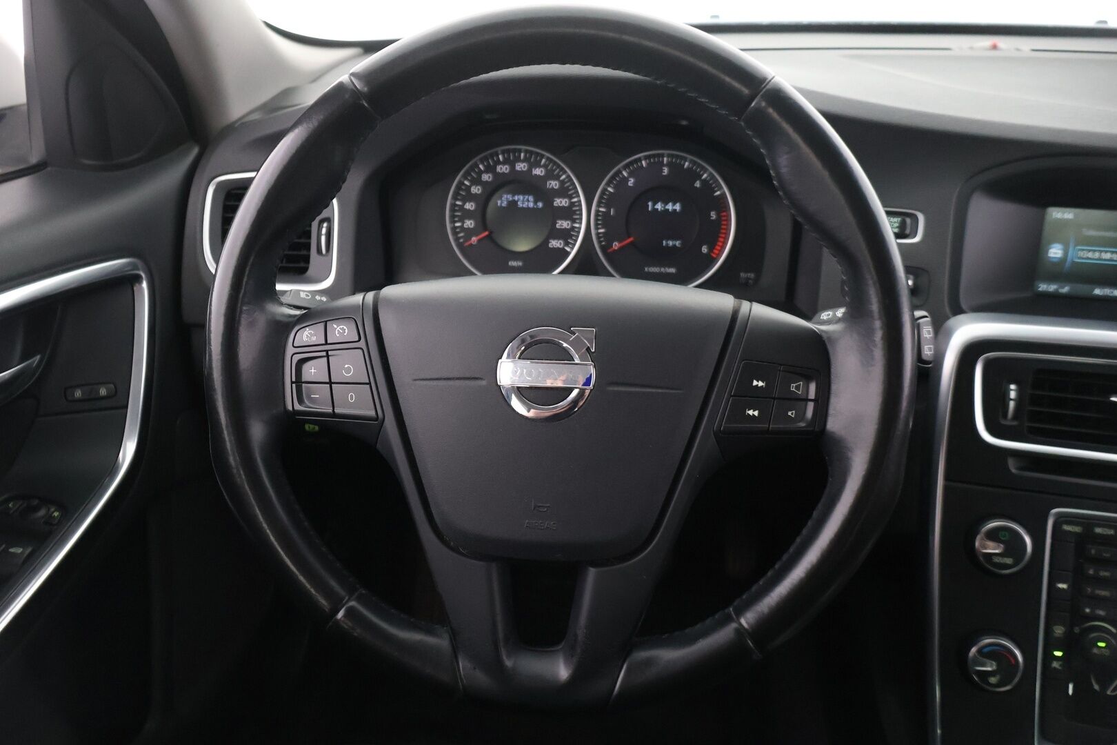 Volvo V60 2013 D2 Kinetic aut - YritysOutlet - Myydään vain yrityksille - Suomiauto / High Performance Audio / Lohkolämmitin / Vakkari / 2x Renkaat Aluvantein / Siisti yksilö!